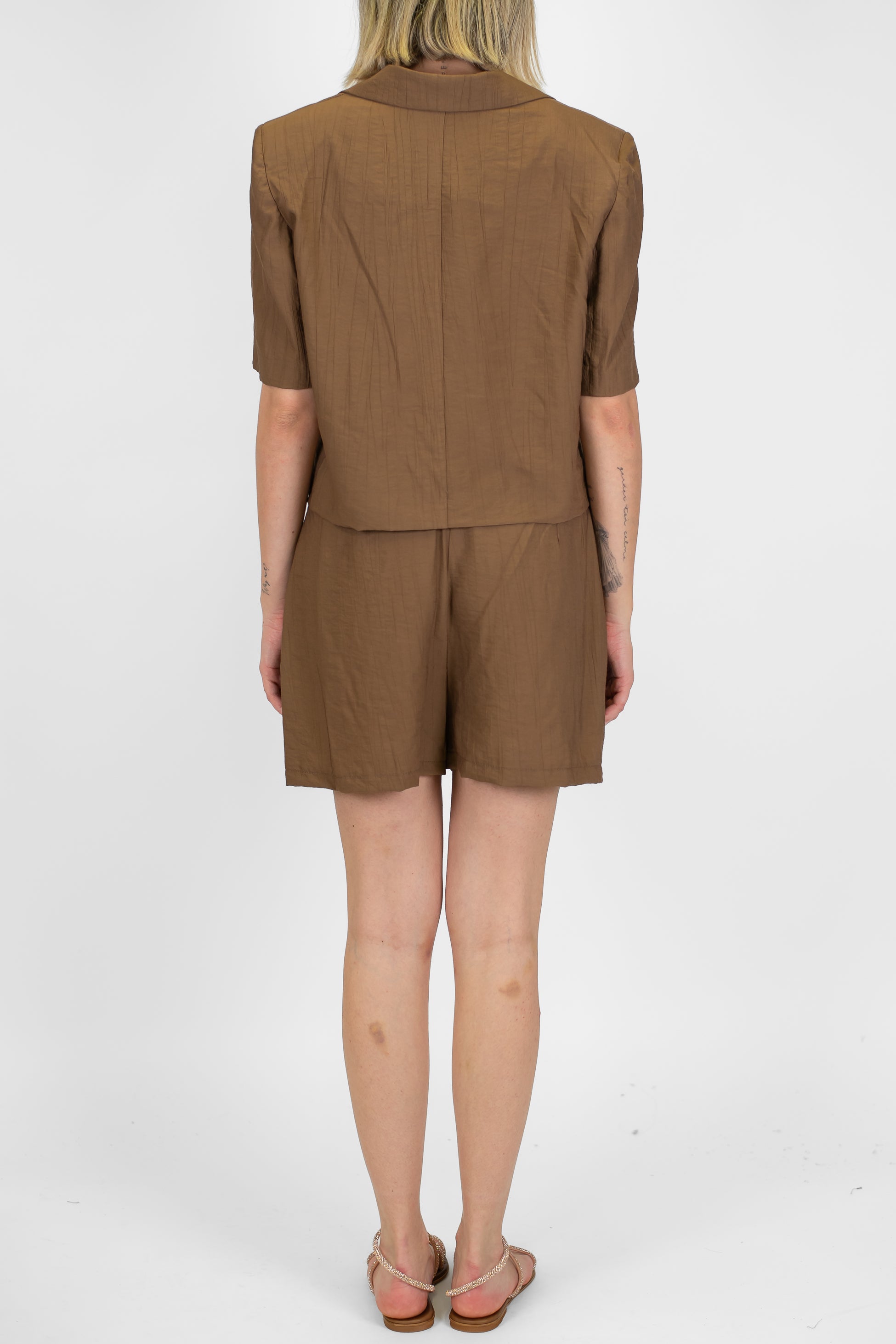 Tensione in - Coordinato in viscosa leggera con giacca crop sfoderata mezzamanica e bermuda
