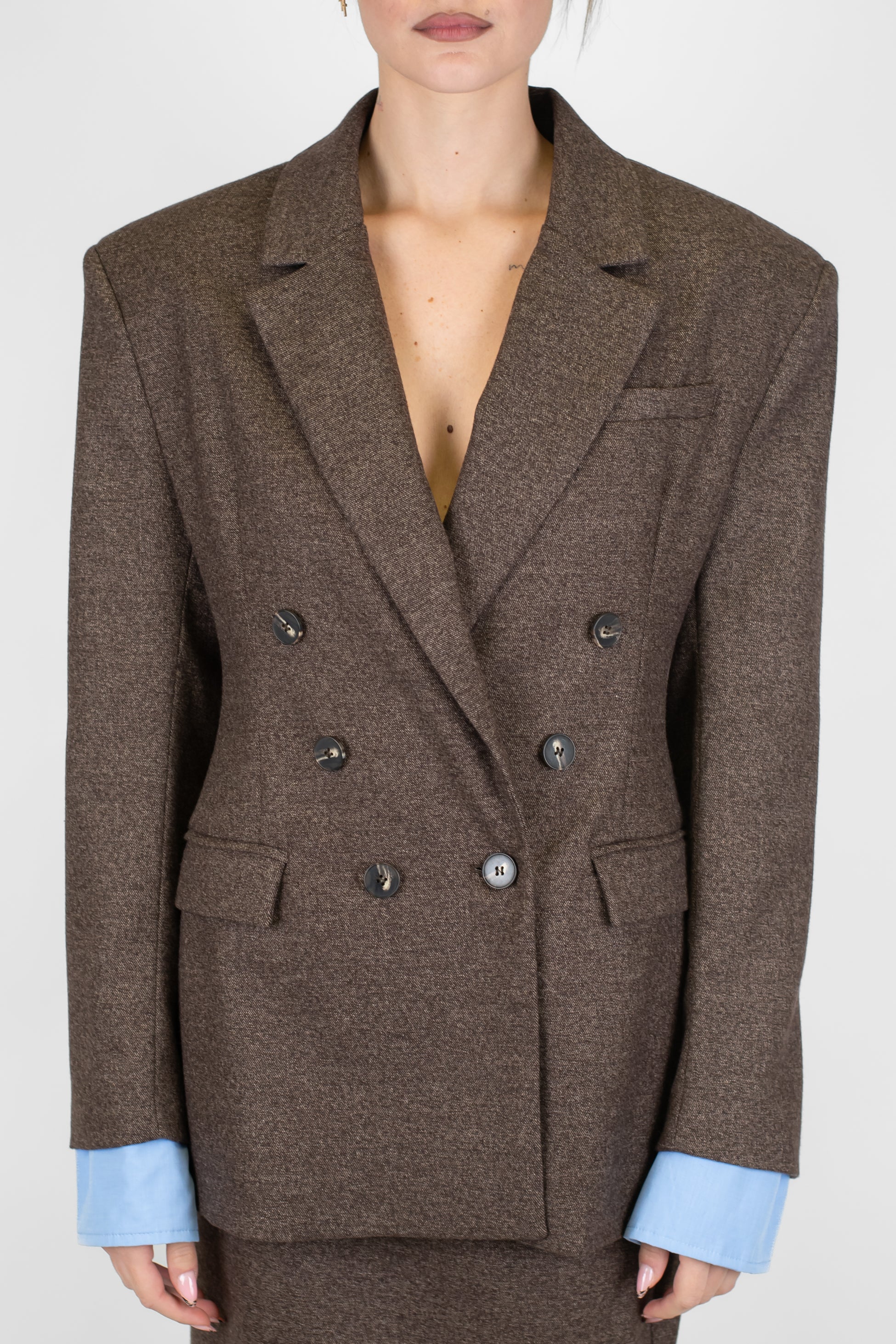 Tensione in - Giacca doppiopetto con pinces, spalline e polsini camicia