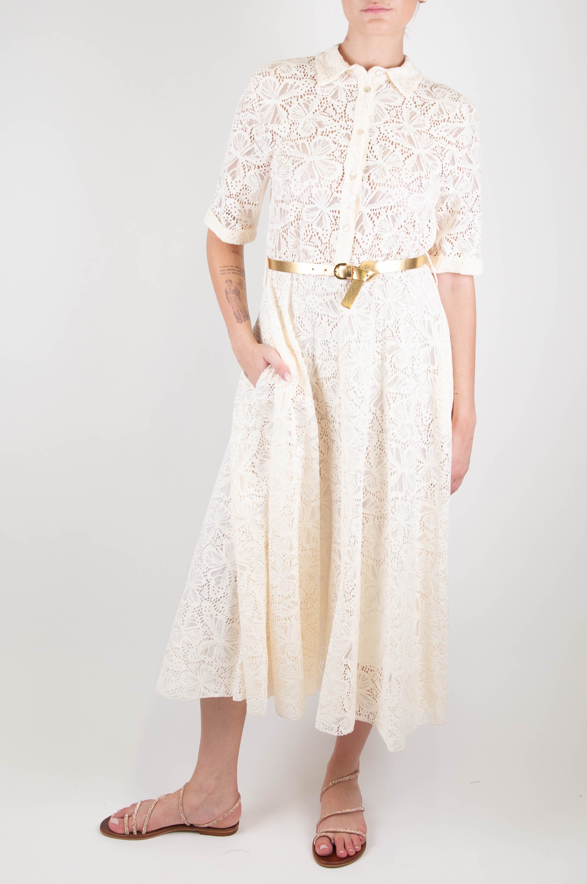 Tensione in - Abito lungo mezza manica con ricami crochet e chiusura con bottoncini