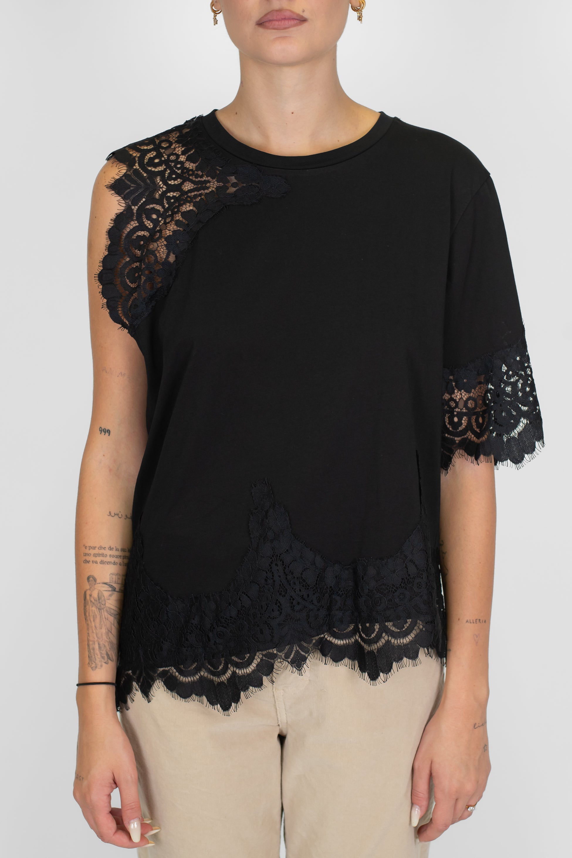 Tensione in - T-shirt asimmetrica con orli e maniche in pizzo