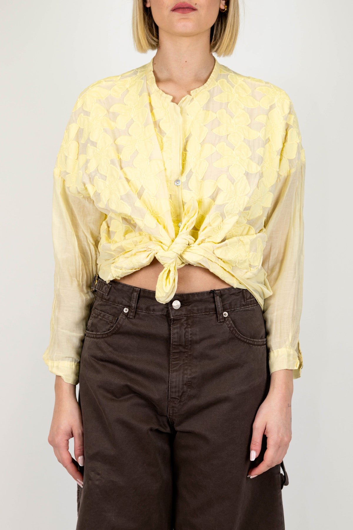 Tensione in - Camicia fantasia floreale ricamata in misto seta, con nodo sul fondo