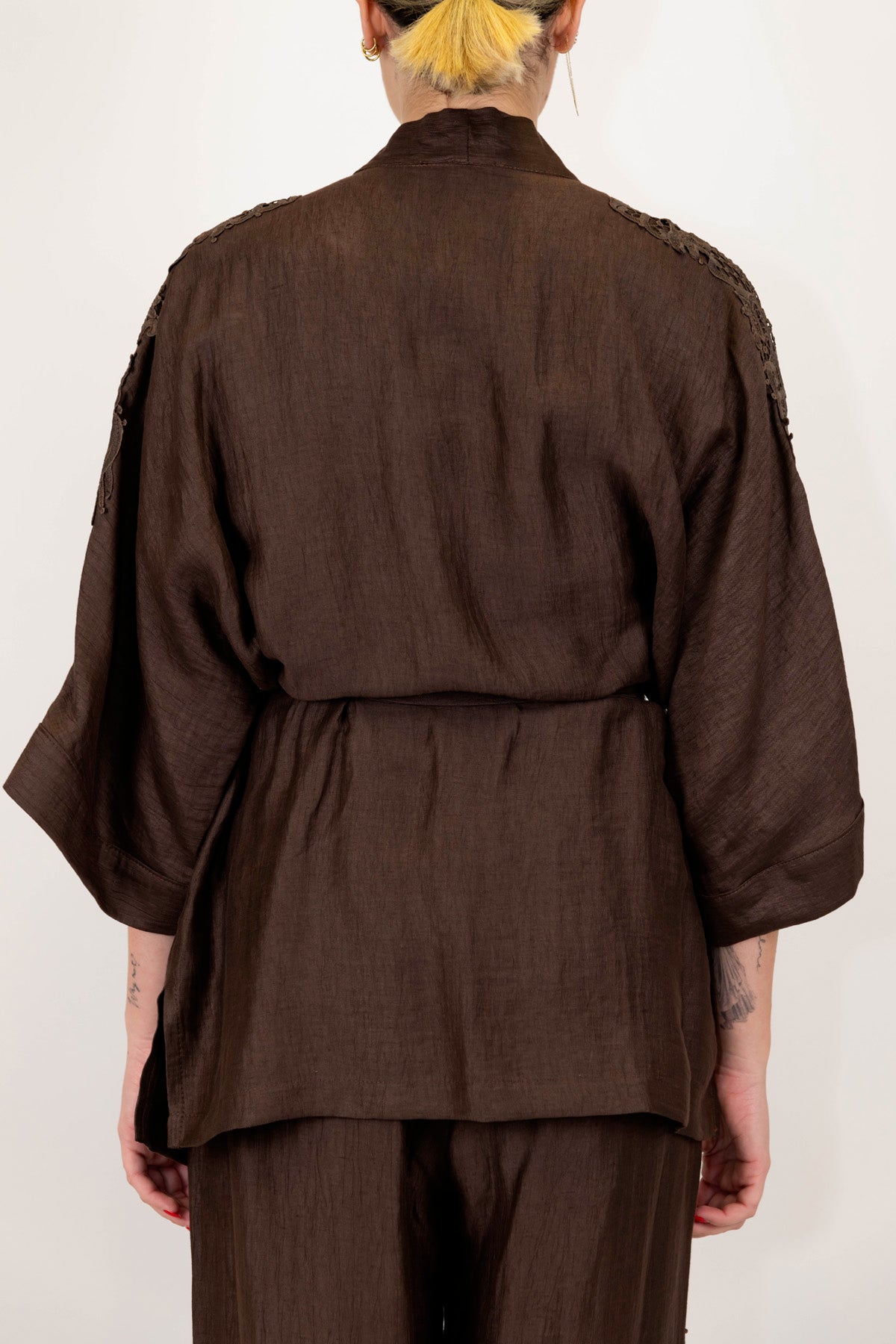 Maryley - Giacca kimono in lino con ricami sulle maniche e cintura in tessuto