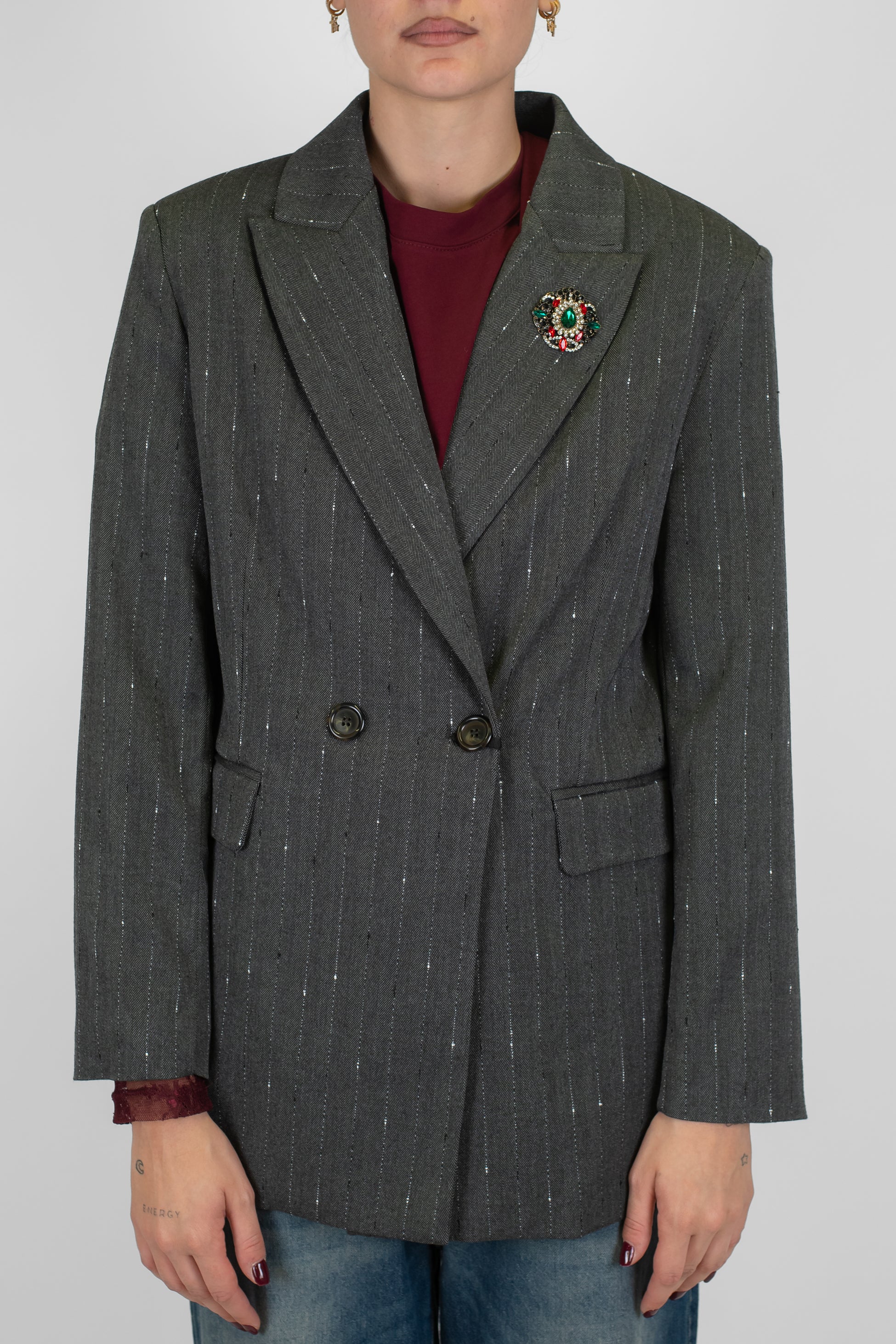 Maryley - Giacca doppiopetto gessata con spilla gioiello su rever