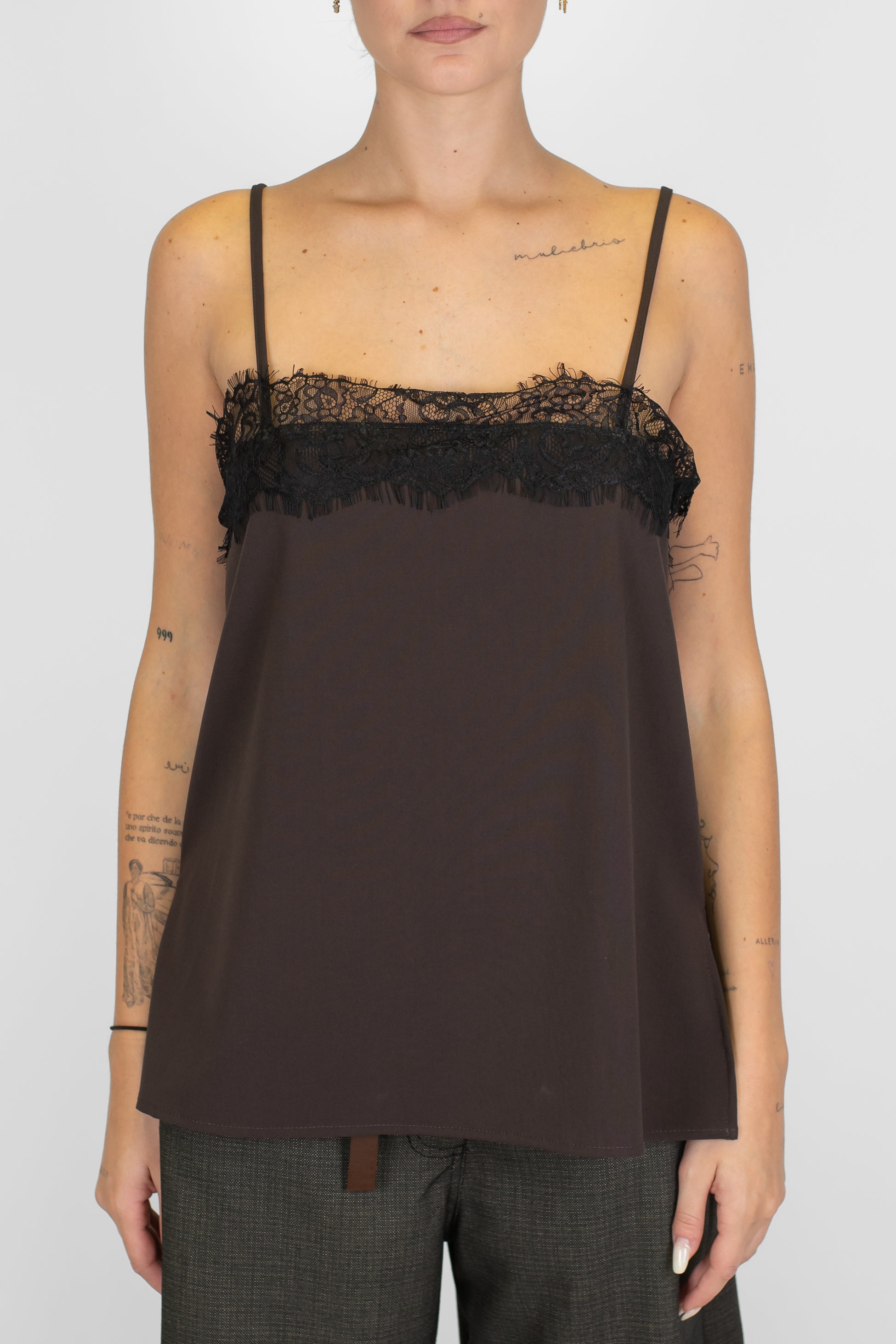 Tensione in - Top in satin con bretelline e orlo superiore in pizzo