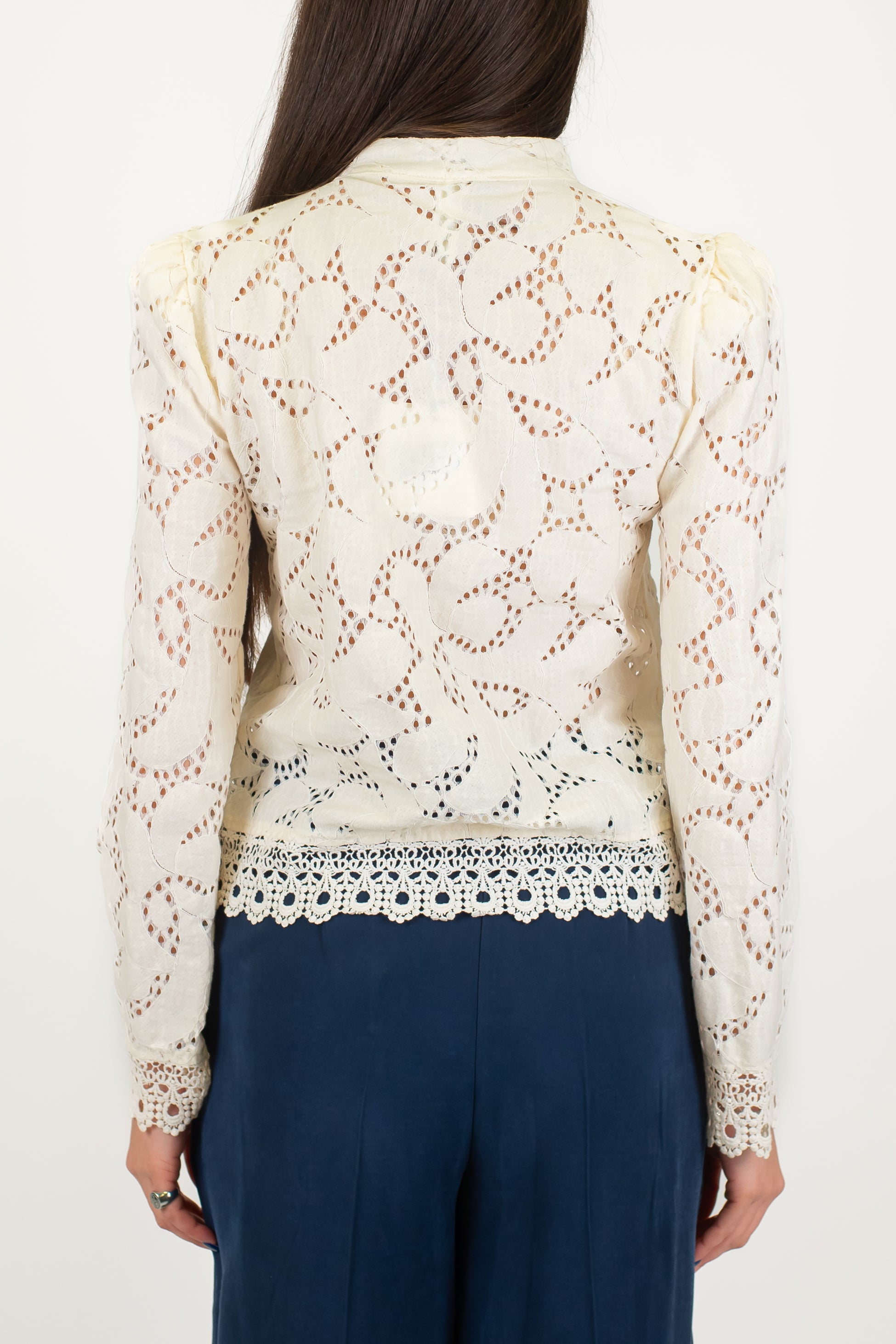 Tensione in - Camicia in crochet con chiusura alamari e collo coreano