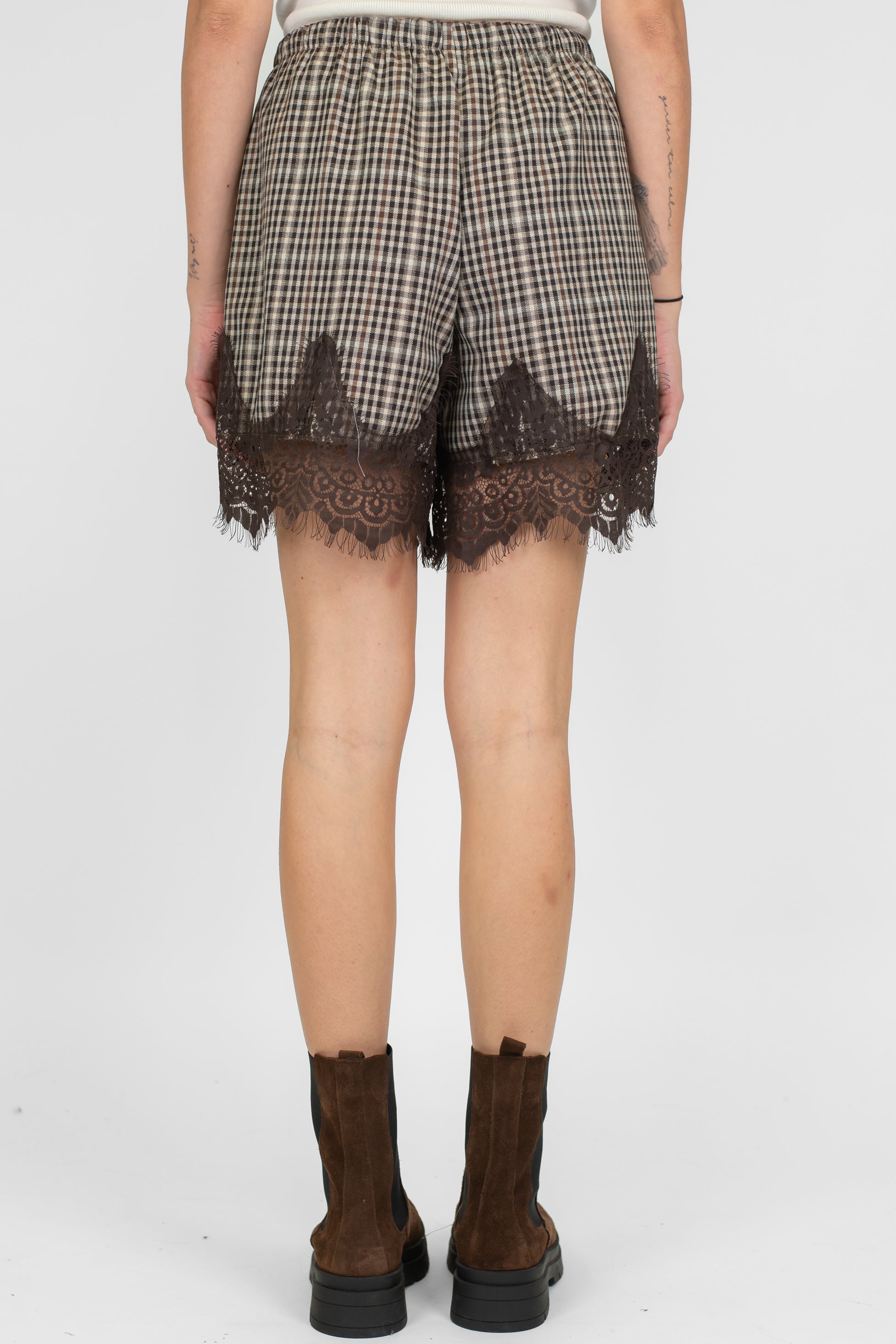 Tensione in - Shorts microfantasia quadri con coulisse e orli in pizzo