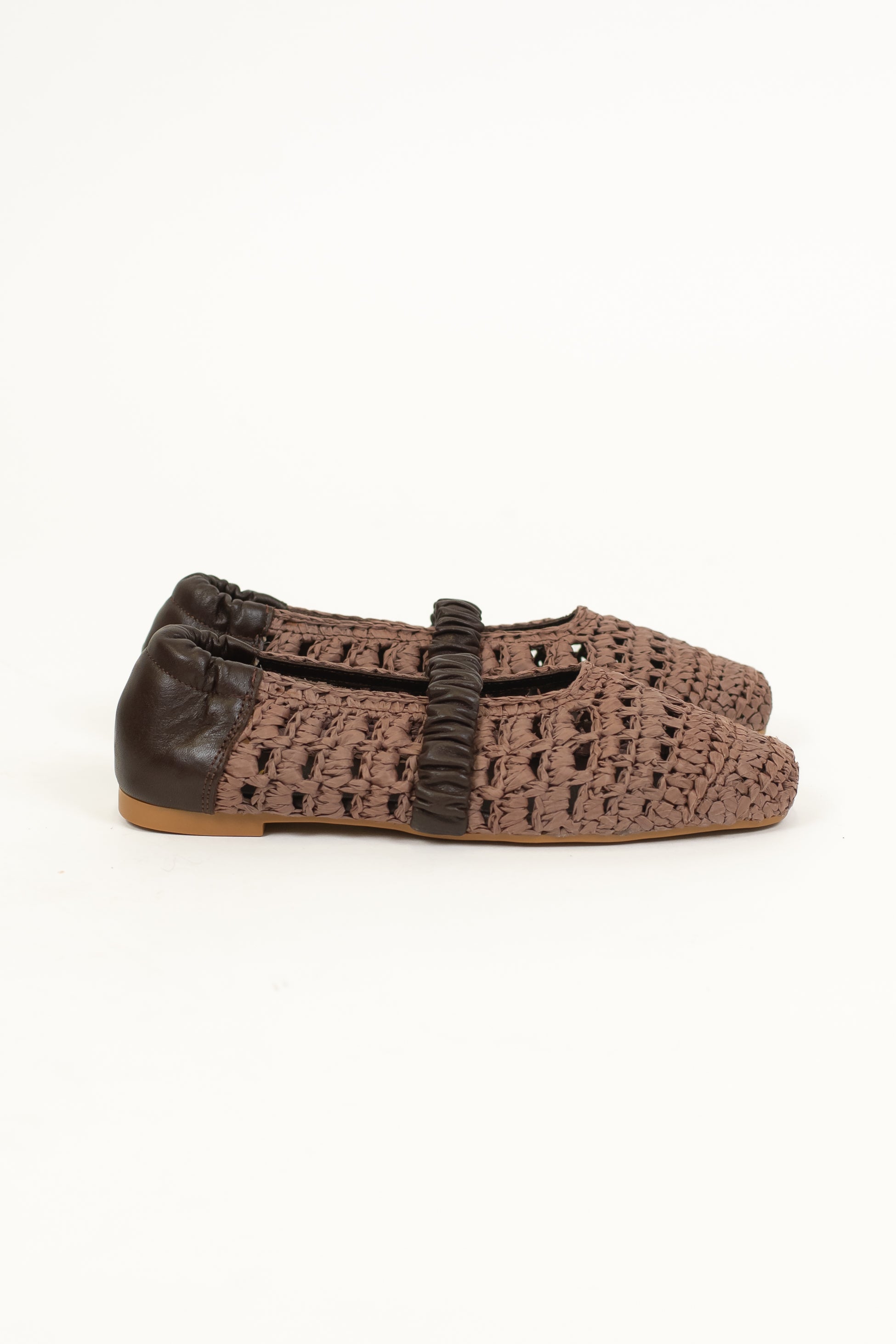 Ovyé - Ballerina in rafia con elastico e retro in pelle