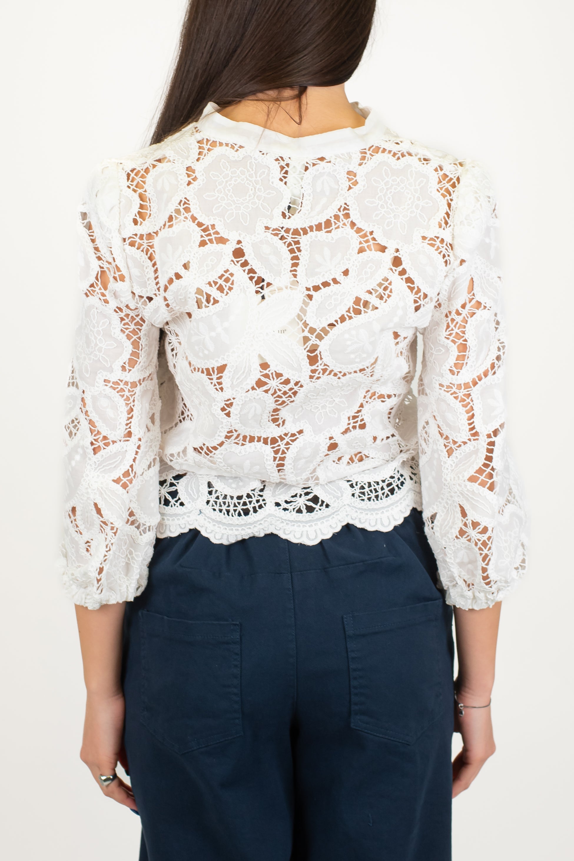 Tensione in - Camicia crop in pizzo con collo coreano e manica tre quarti