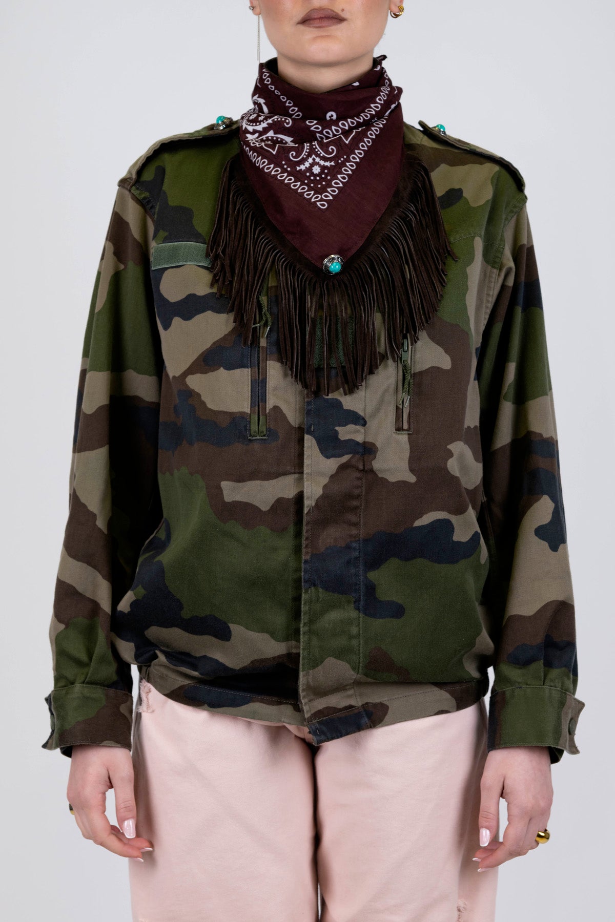 Tensione in - Giacca camouflage in tessuto vintage con bandana decorata con frange