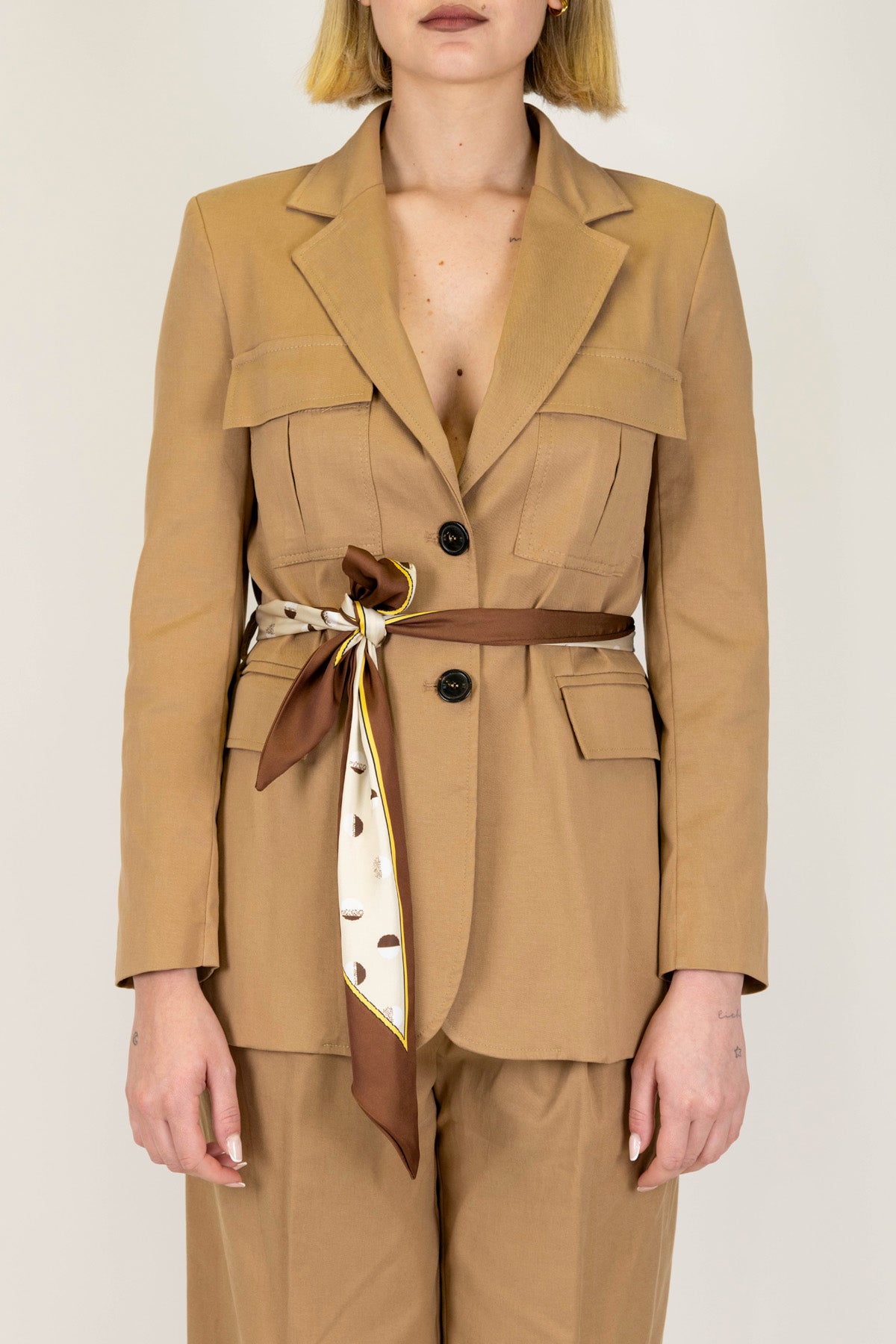 Maryley - Giacca sahariana con doppio taschino e cintura foulard