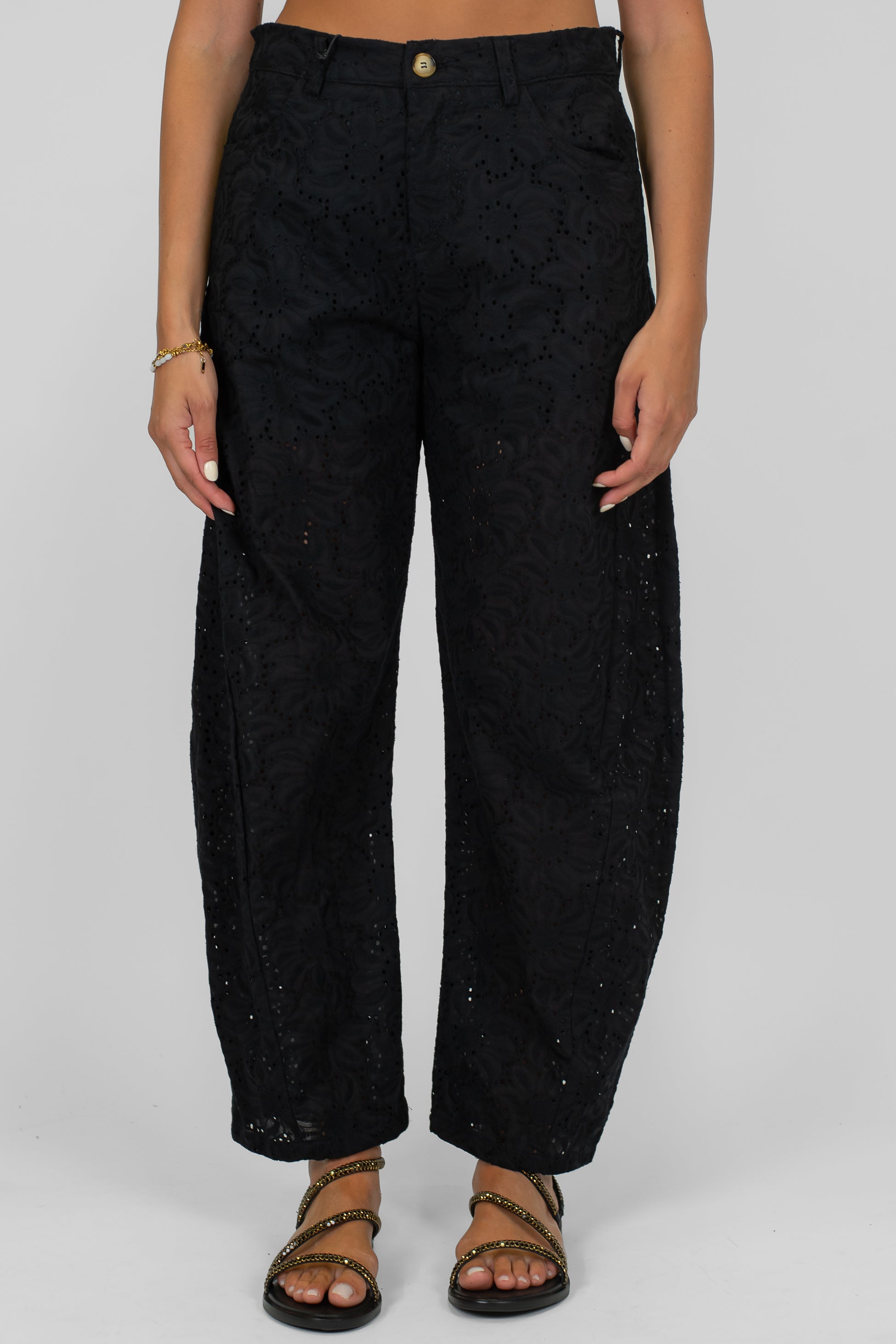 Tensione in - Pantalone balloon in pizzo sangallo