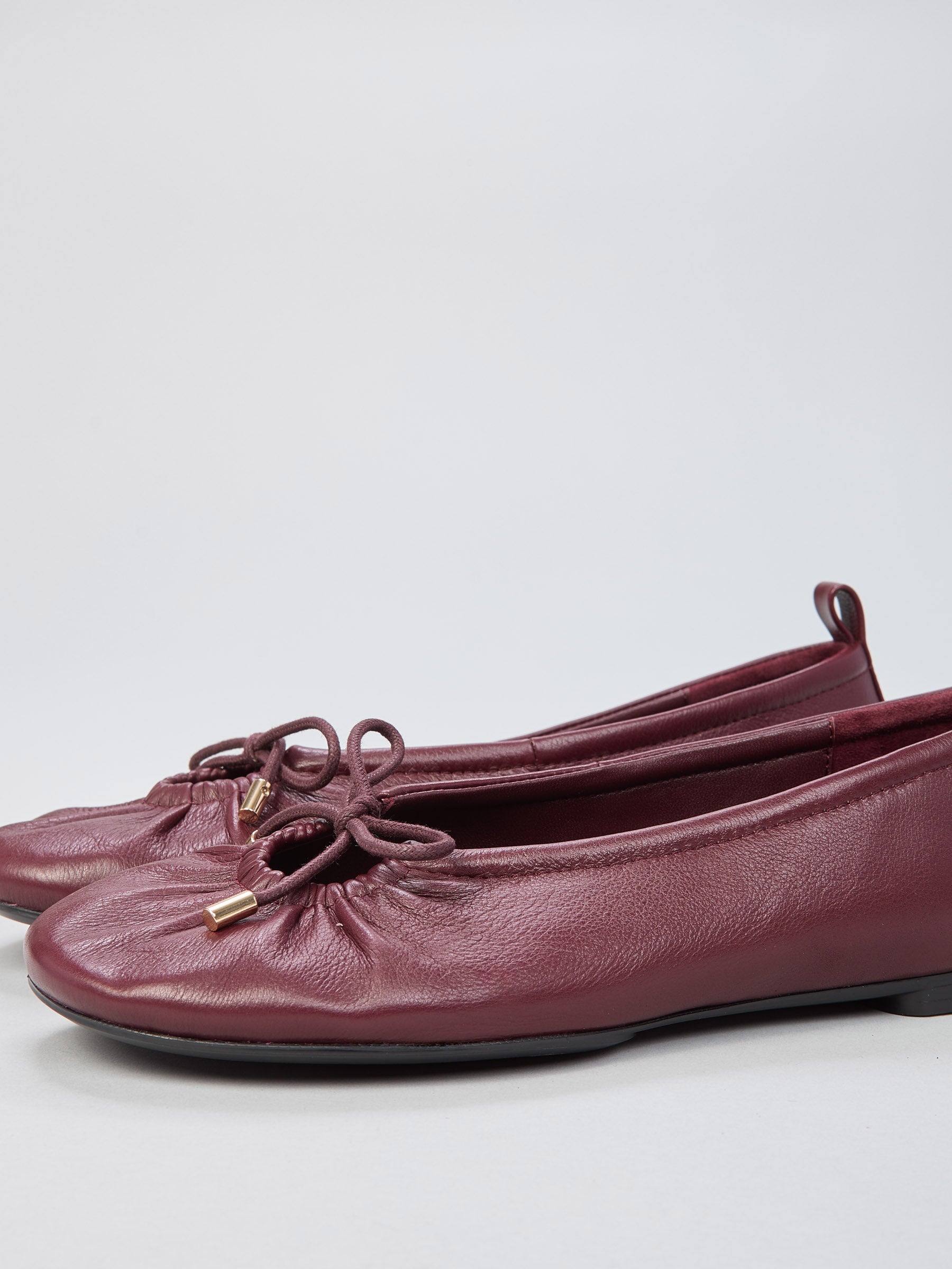 Ovyé - Ballerina in pelle martellata arricciata