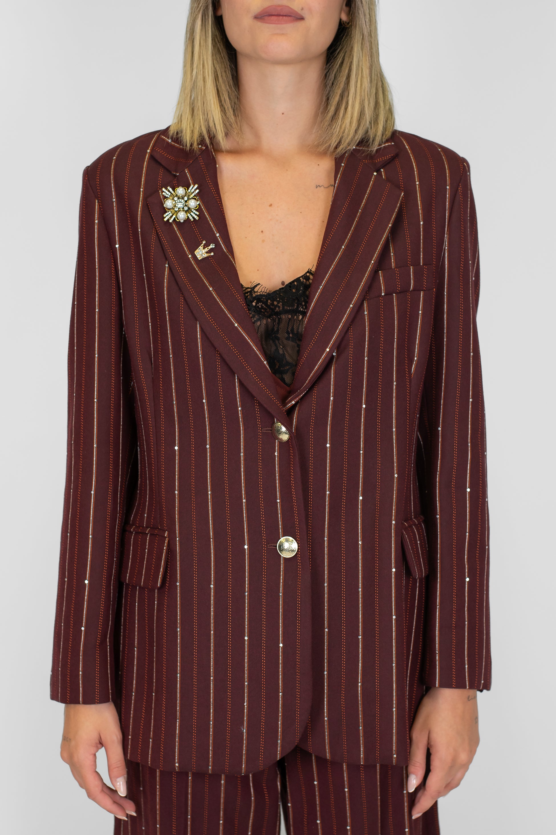 Motel - Giacca monopetto gessata con piallettes e spilla gioiello