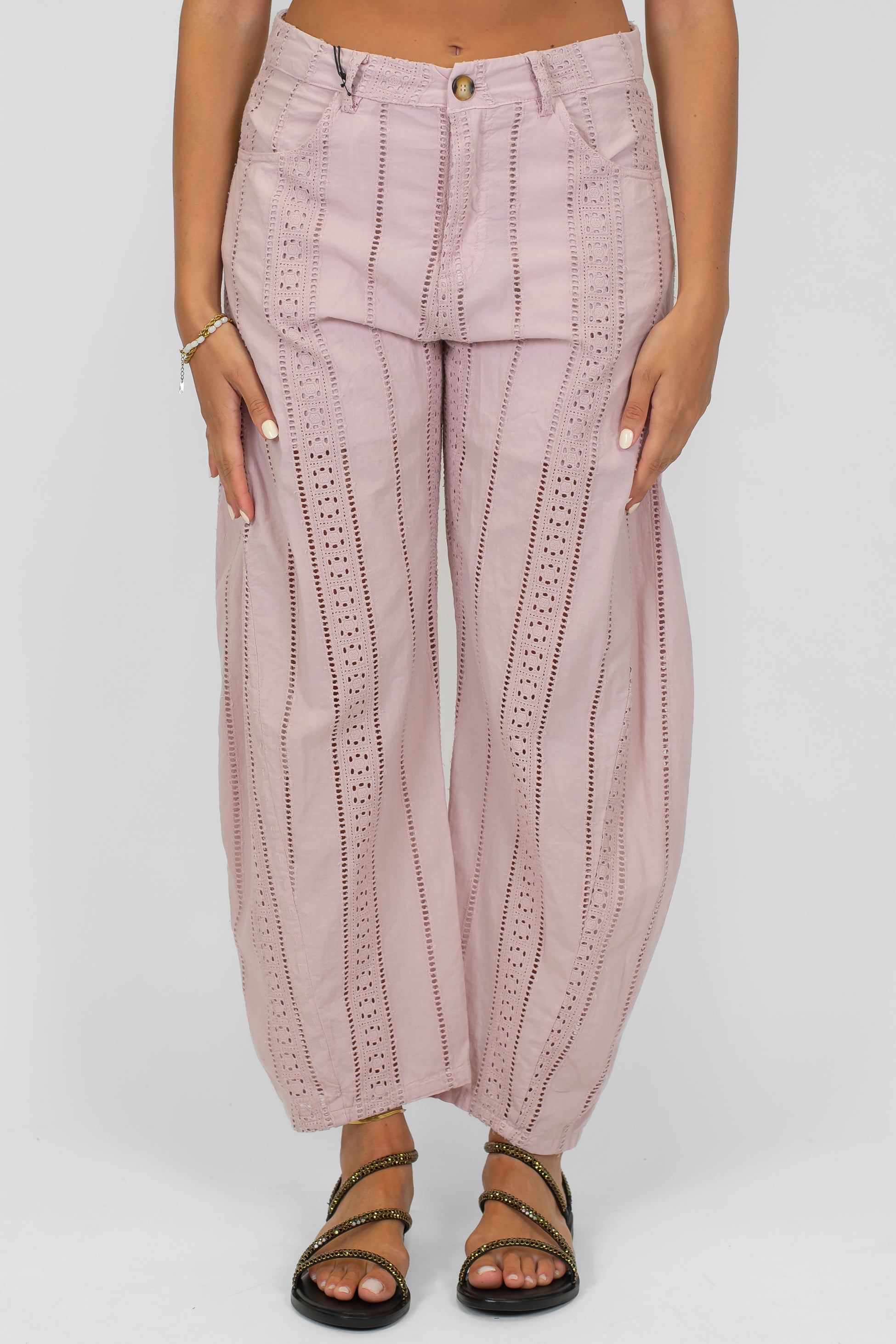 Tensione in - Pantlone balloon con ricami in pizzo sangallo