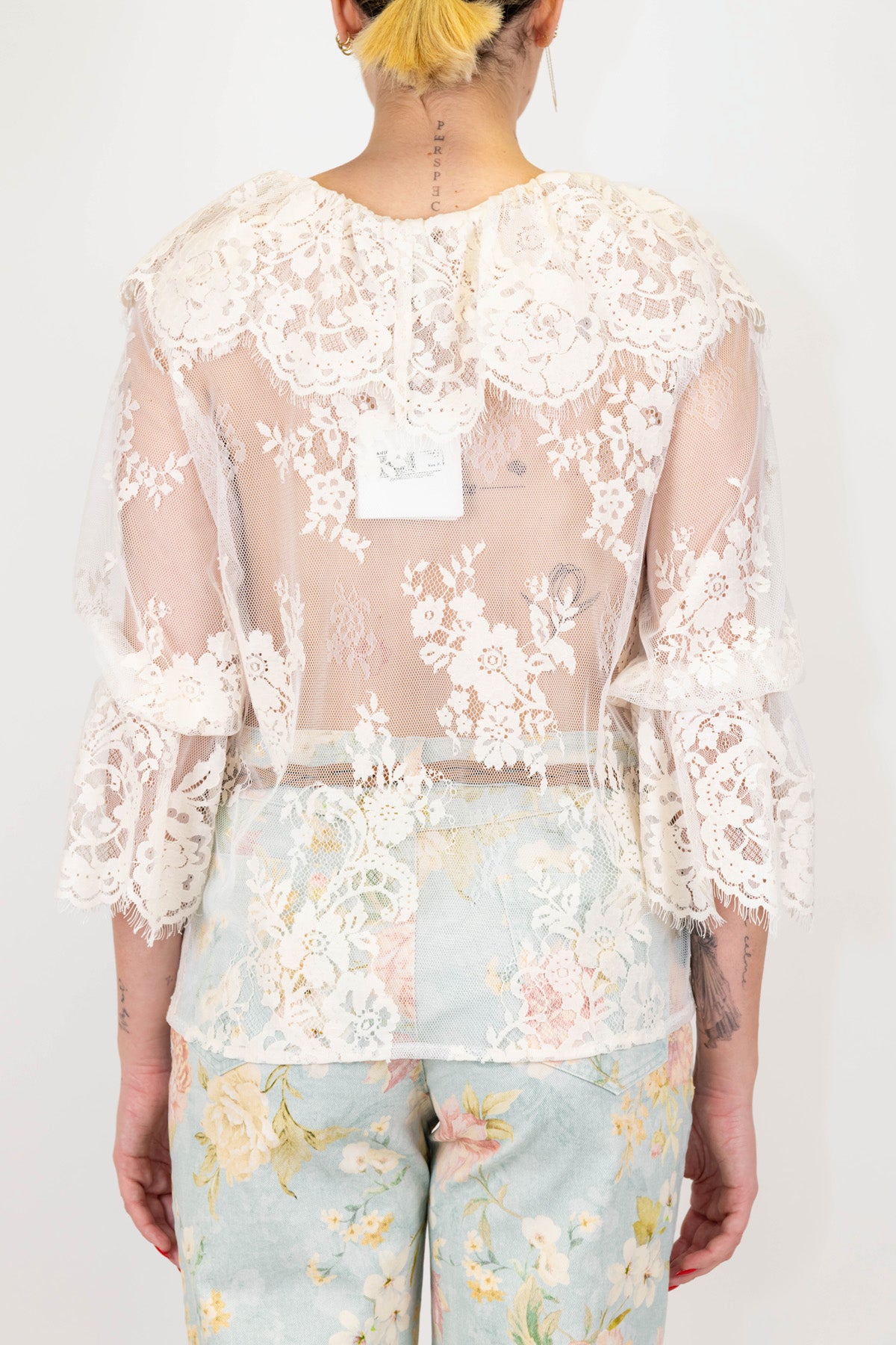 Tensione in - Camicia in pizzo con rouches e scollo a V