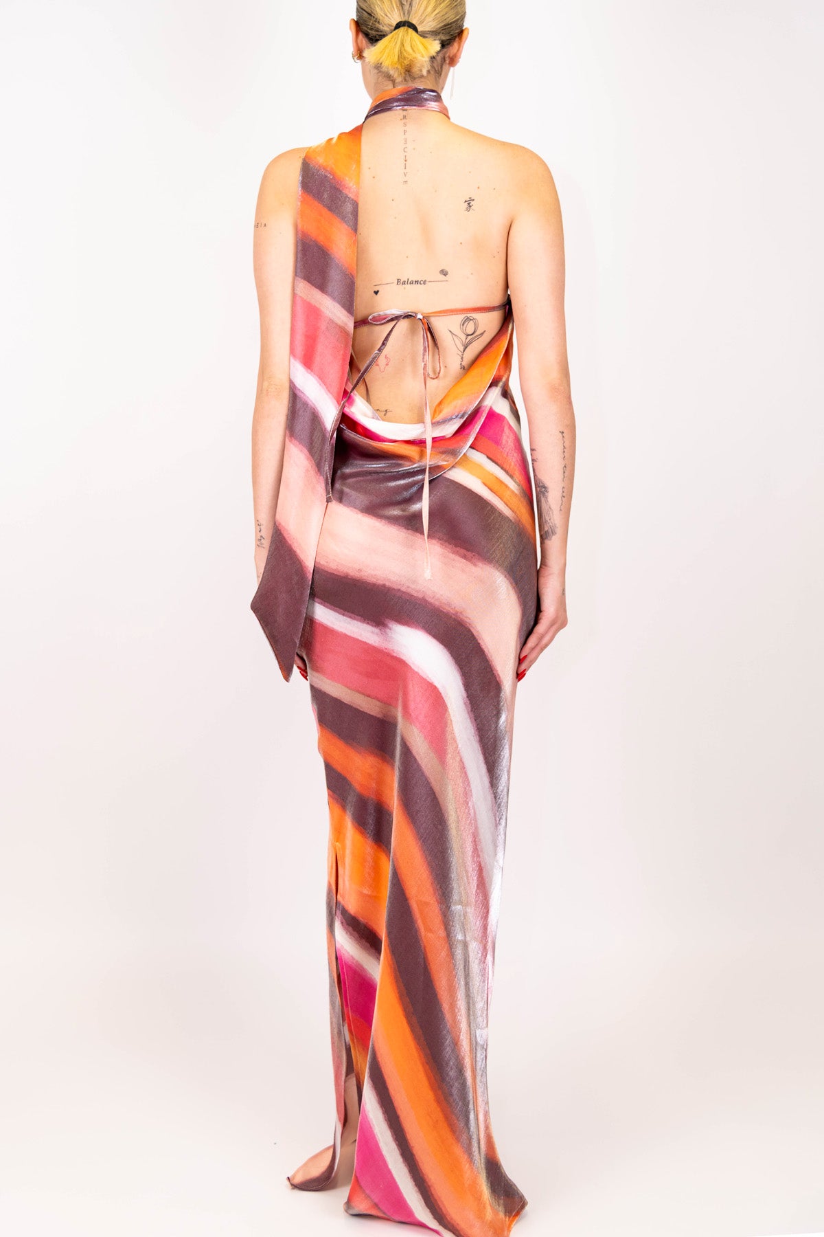 Haveone - Abito lungo fantasia righe diagonali con scollo americano e anello fiore