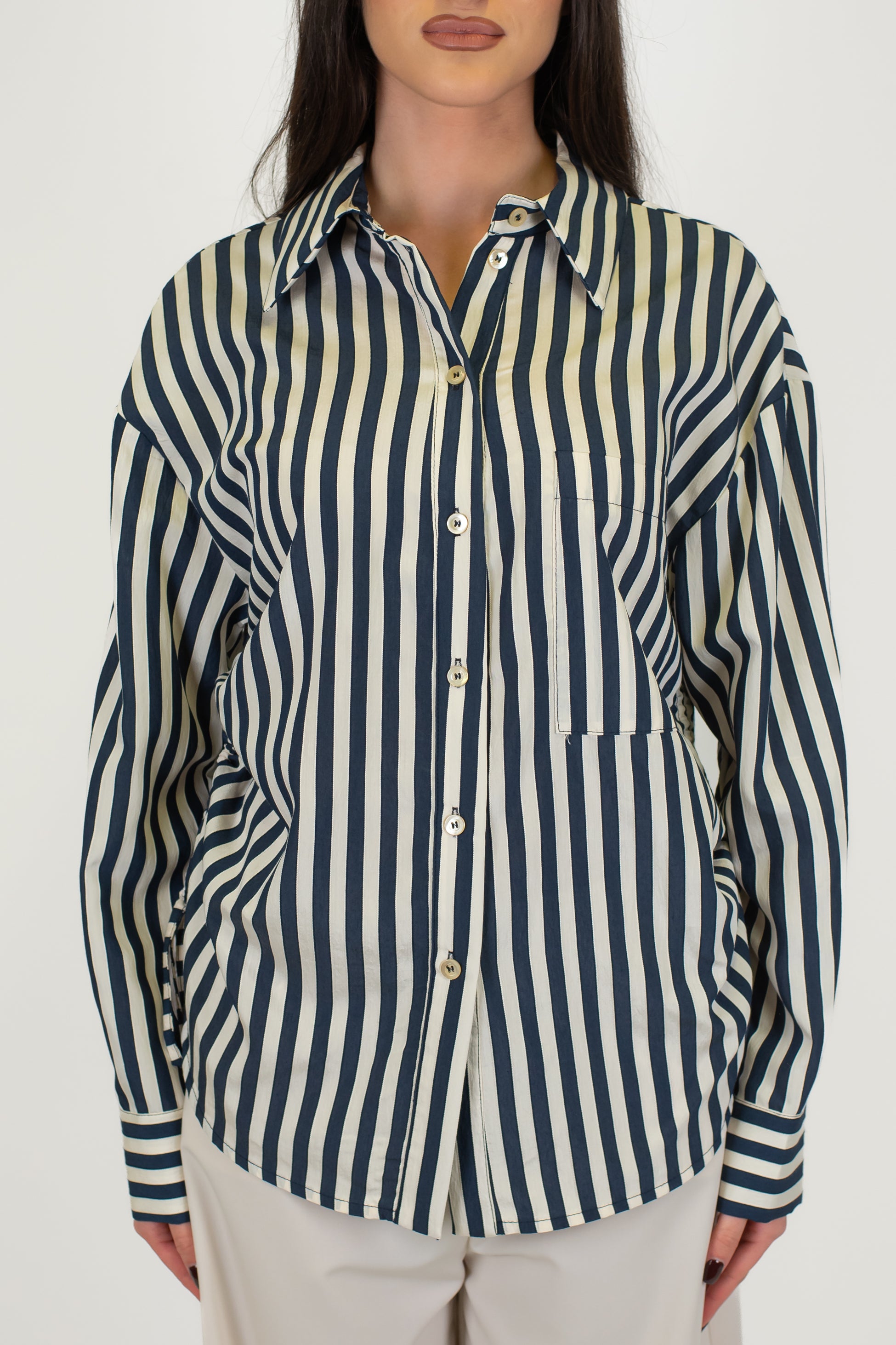 Tensione in - Camicia rigata con coulisse laterale