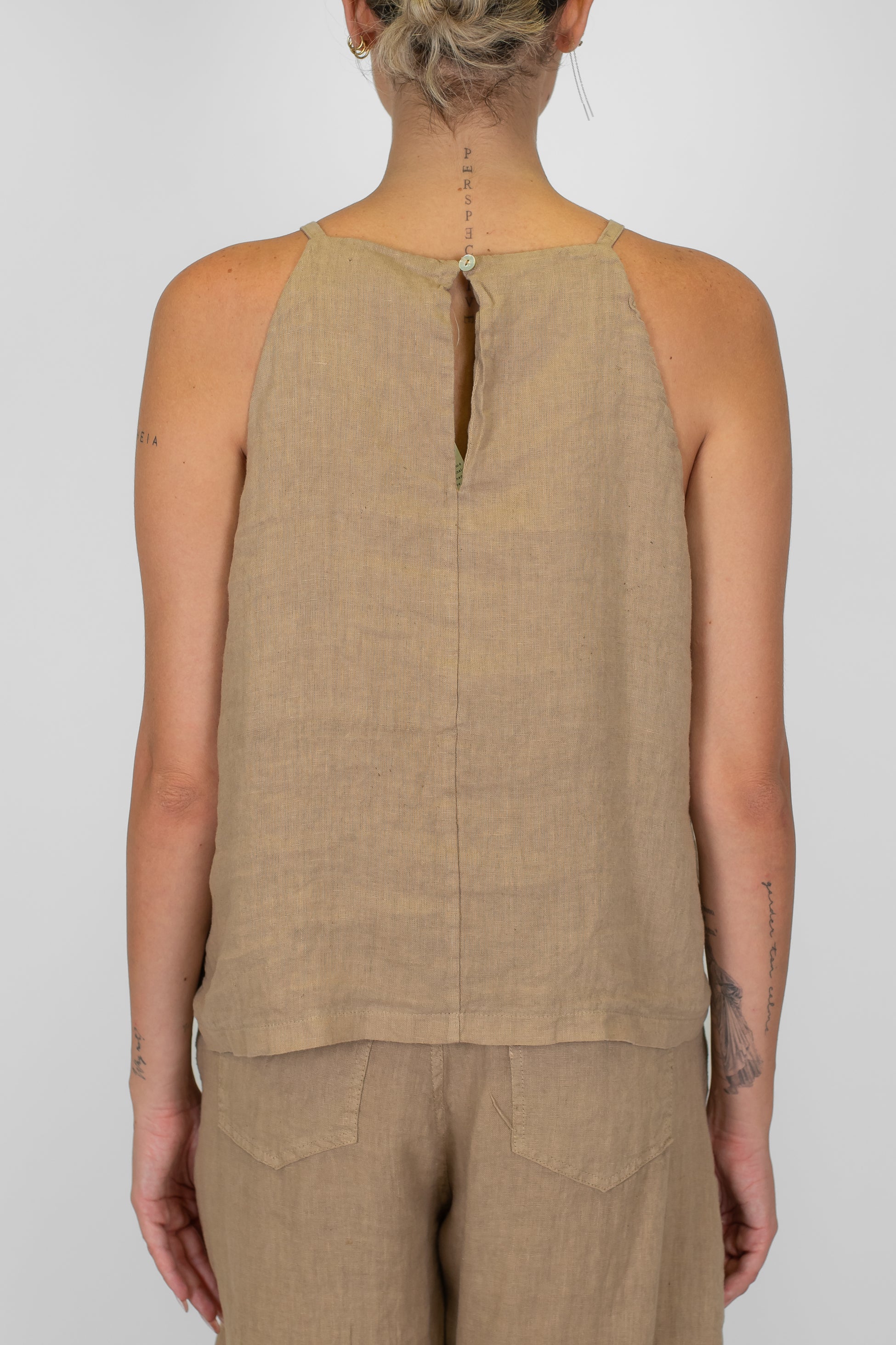 Tensione in - Top in puro lino con bretelle strette con bottoncino sul retro