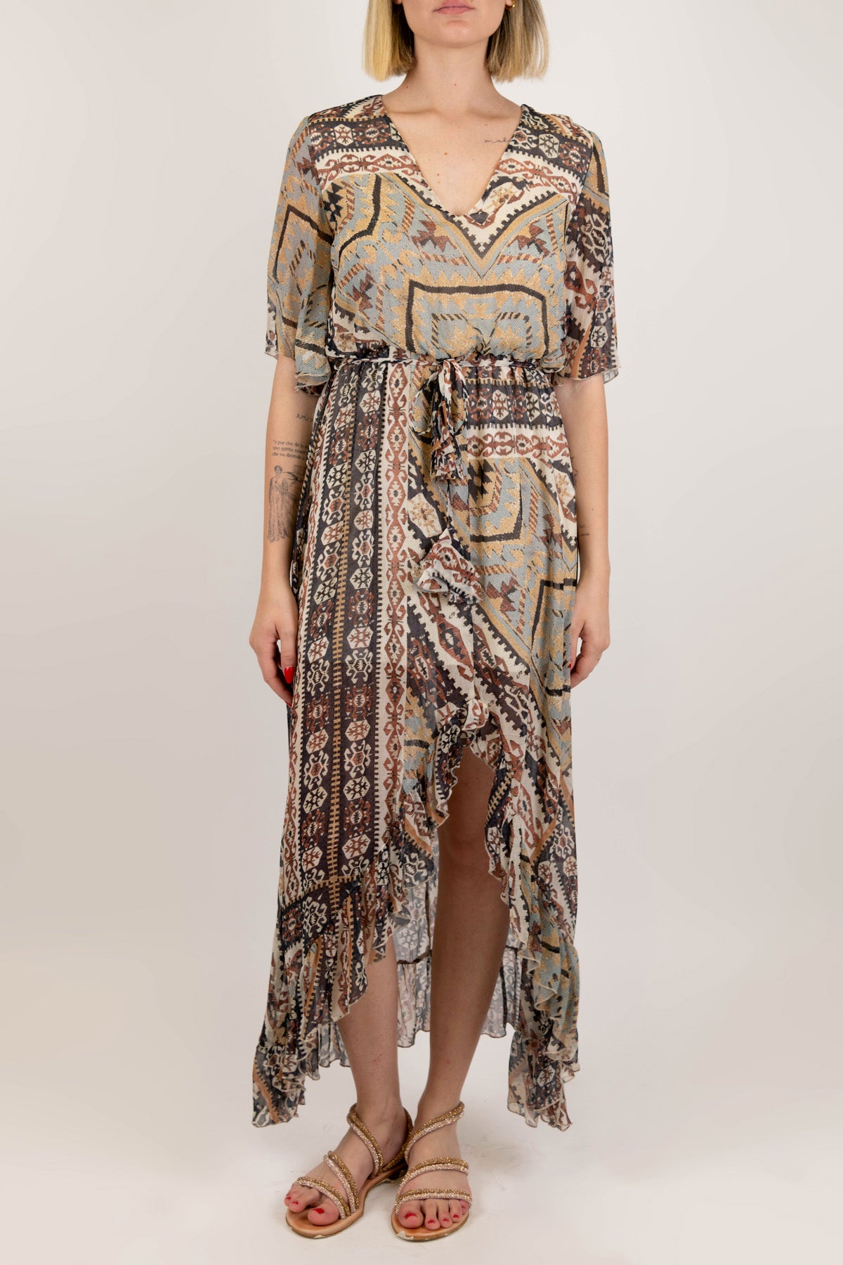 Tensione in - Abito lungo fantasia etnica in viscosa con scollo a V e asimmetria fronte-retro
