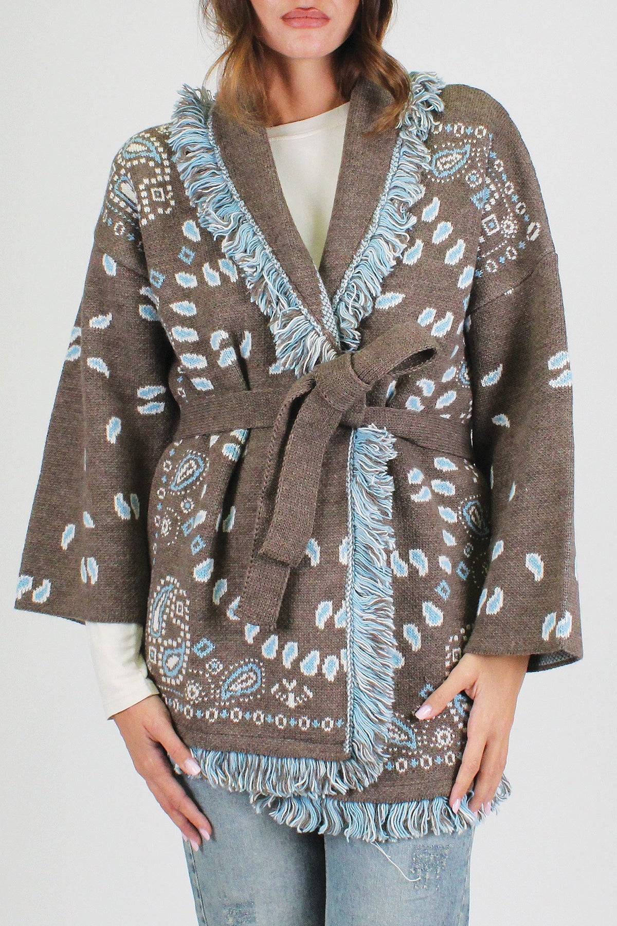 Tensione in - Cardigan fantasia bandana in misto lana con profilo frange e chiusura con cintura in tessuto