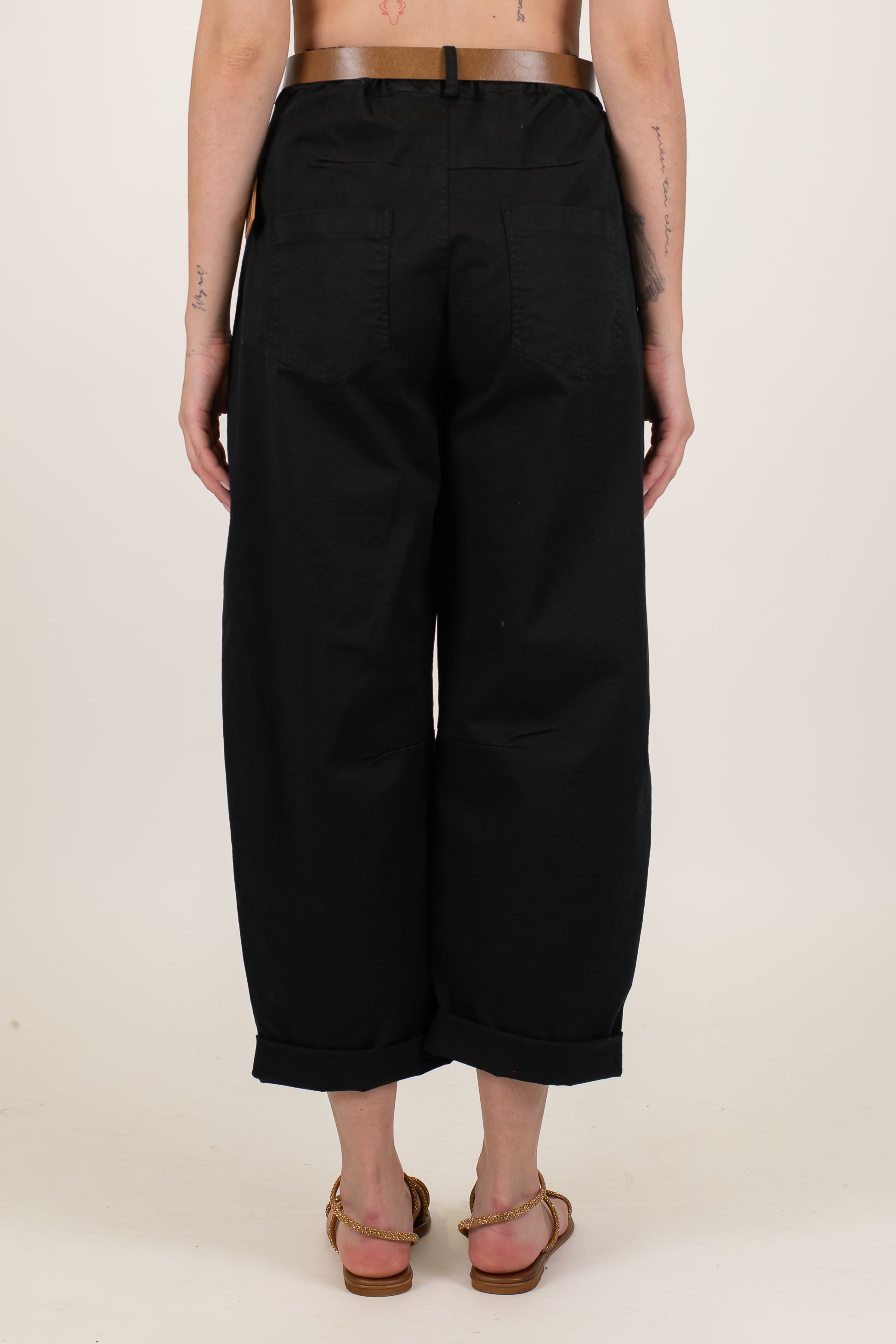 Tensione in - Pantalone modello balloon con elastico sul retro