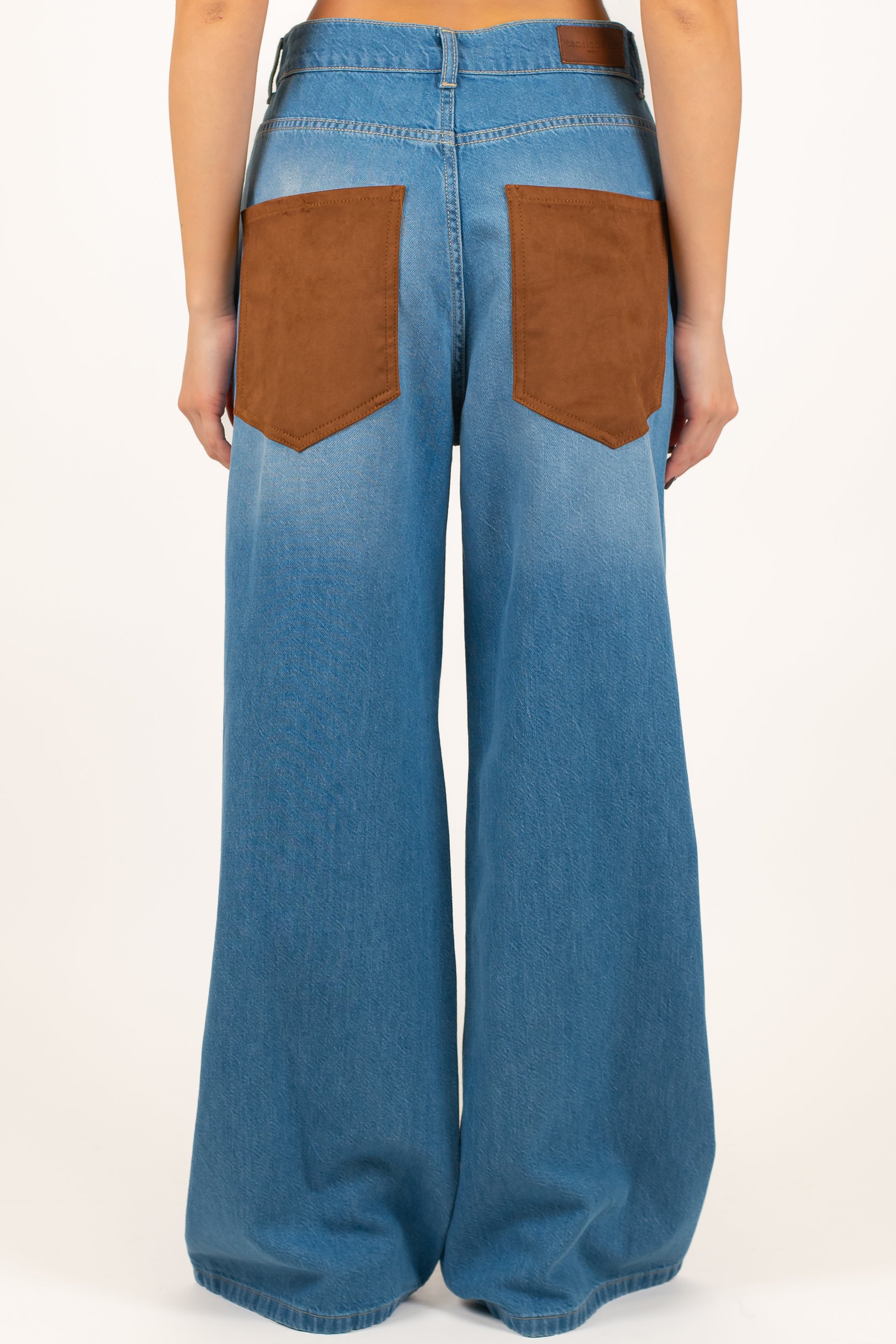 Tensione in - Denim palazzo con tascone posteriore in camoscio