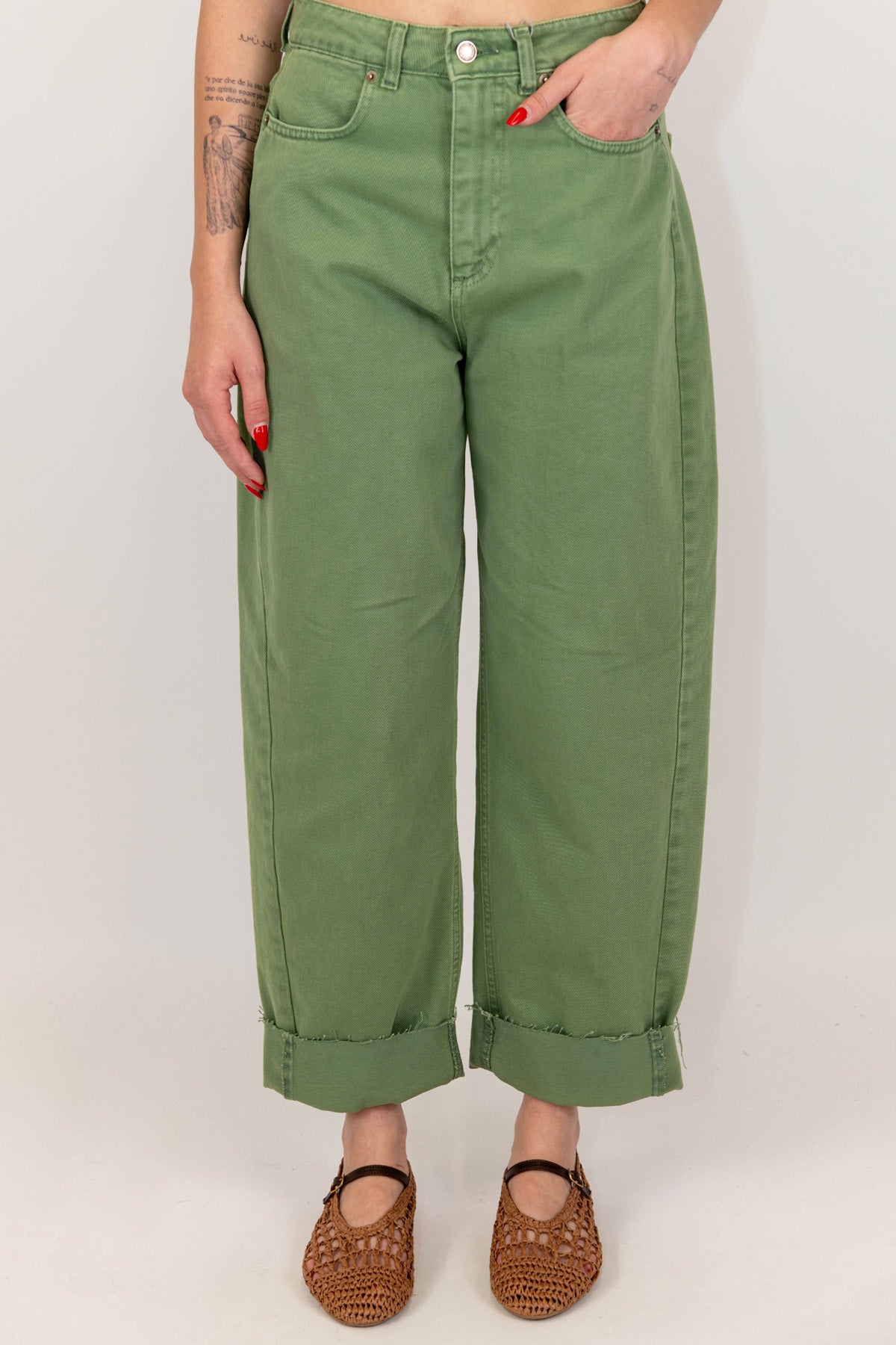 Motel - Pantalone regular in denim colorato con risvolto sul fondo