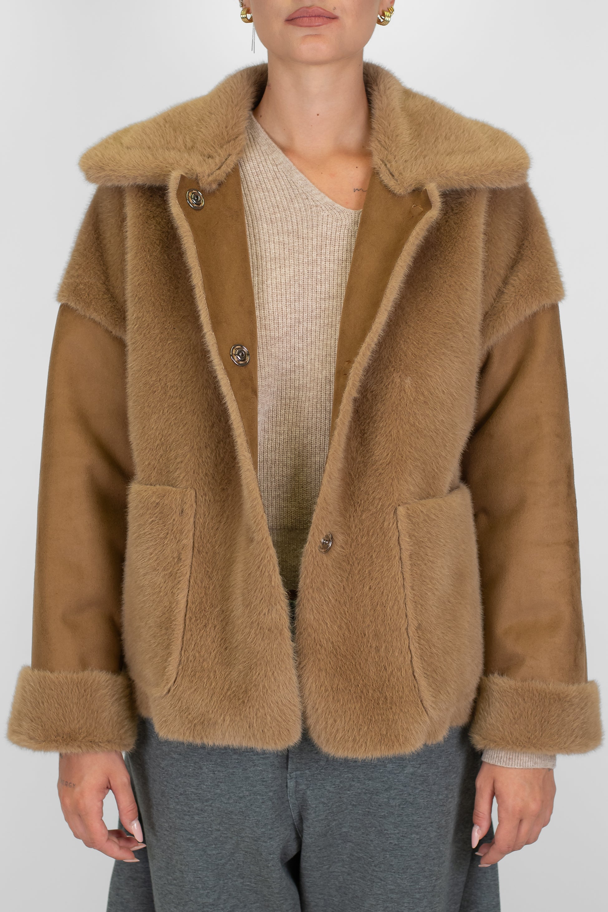 Tensione in - Ecomontone pellicciato con chiusura a bottoni