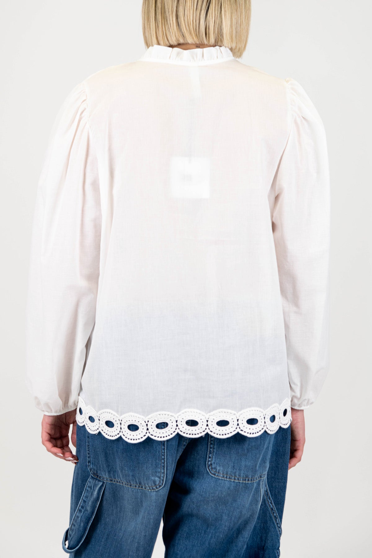 Tensione in - Camicia in mussola di cotone con ricami crochet e laccio al collo