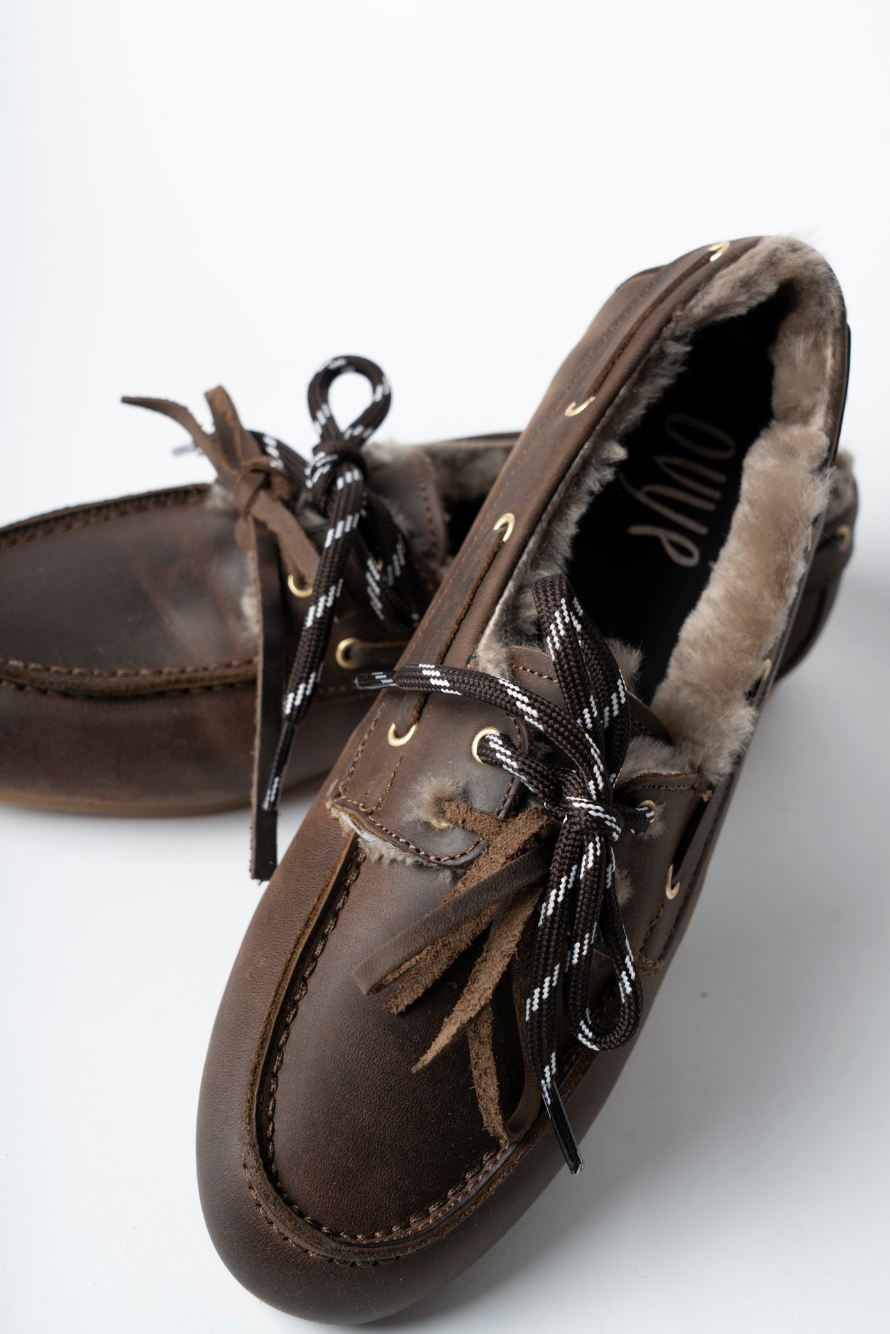 Ovyé - Mocassino in pelle ingrassata con pelliccia interna