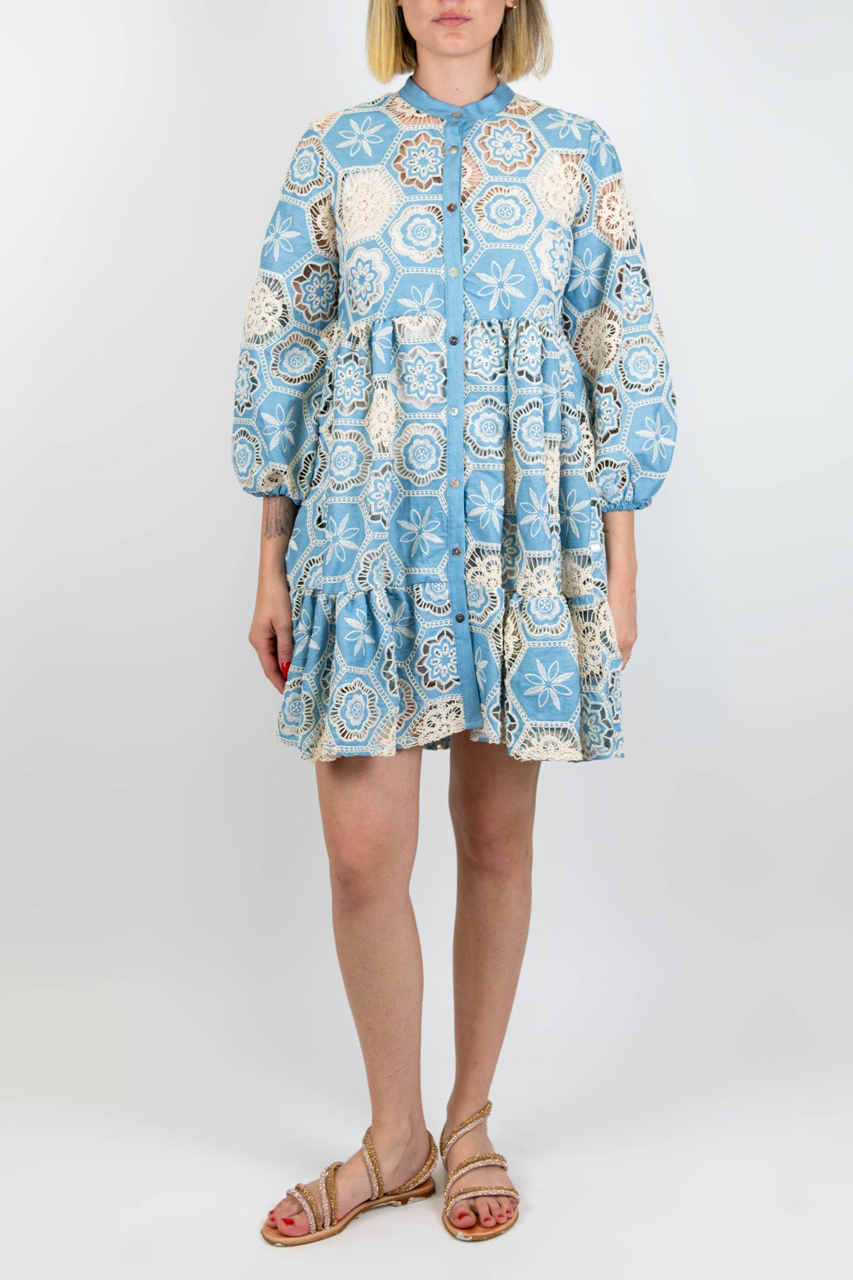 Tensione in - Chemisier corto in chambray con ricami in crochet