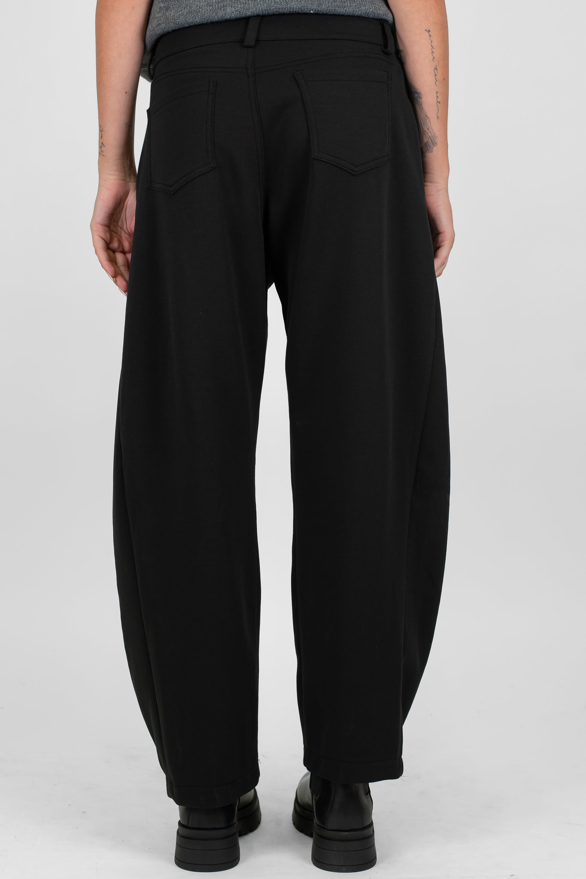 Tensione in - Pantalone balloon in tessuto felpato leggero