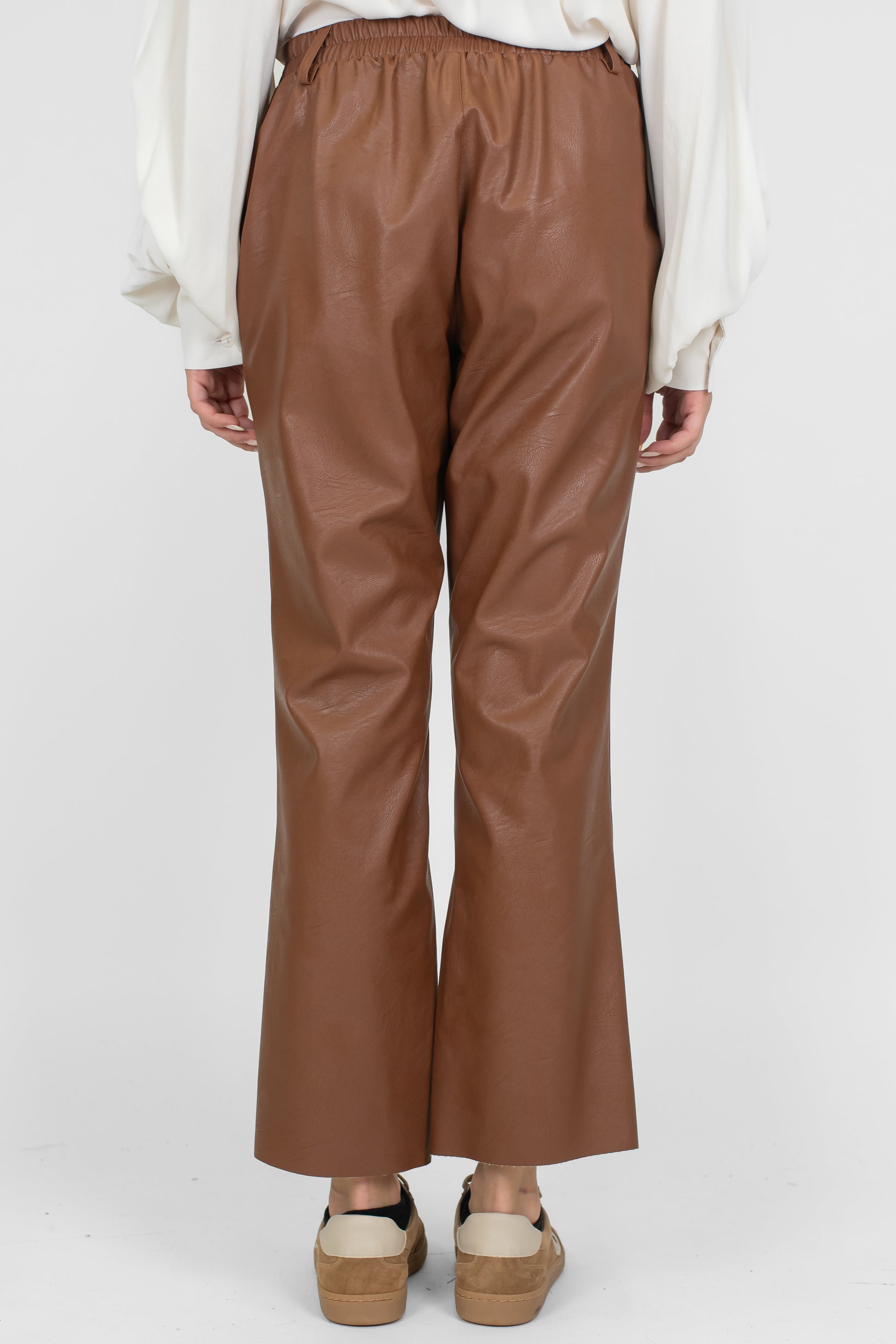 Tensione in - Pantalone a trombetta in ecopelle con elastico sul retro