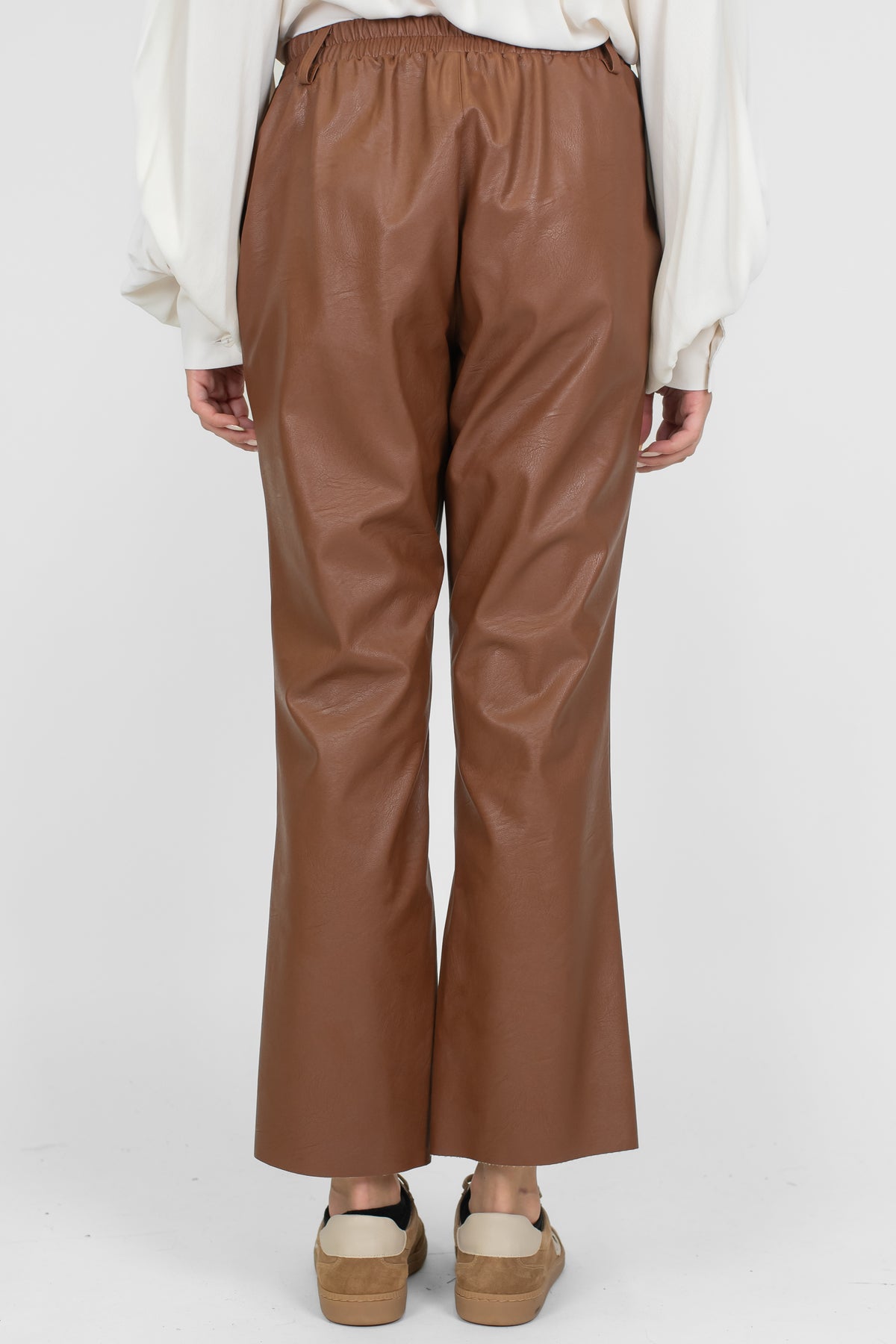 Tensione in - Pantalone a trombetta in ecopelle con elastico sul retro
