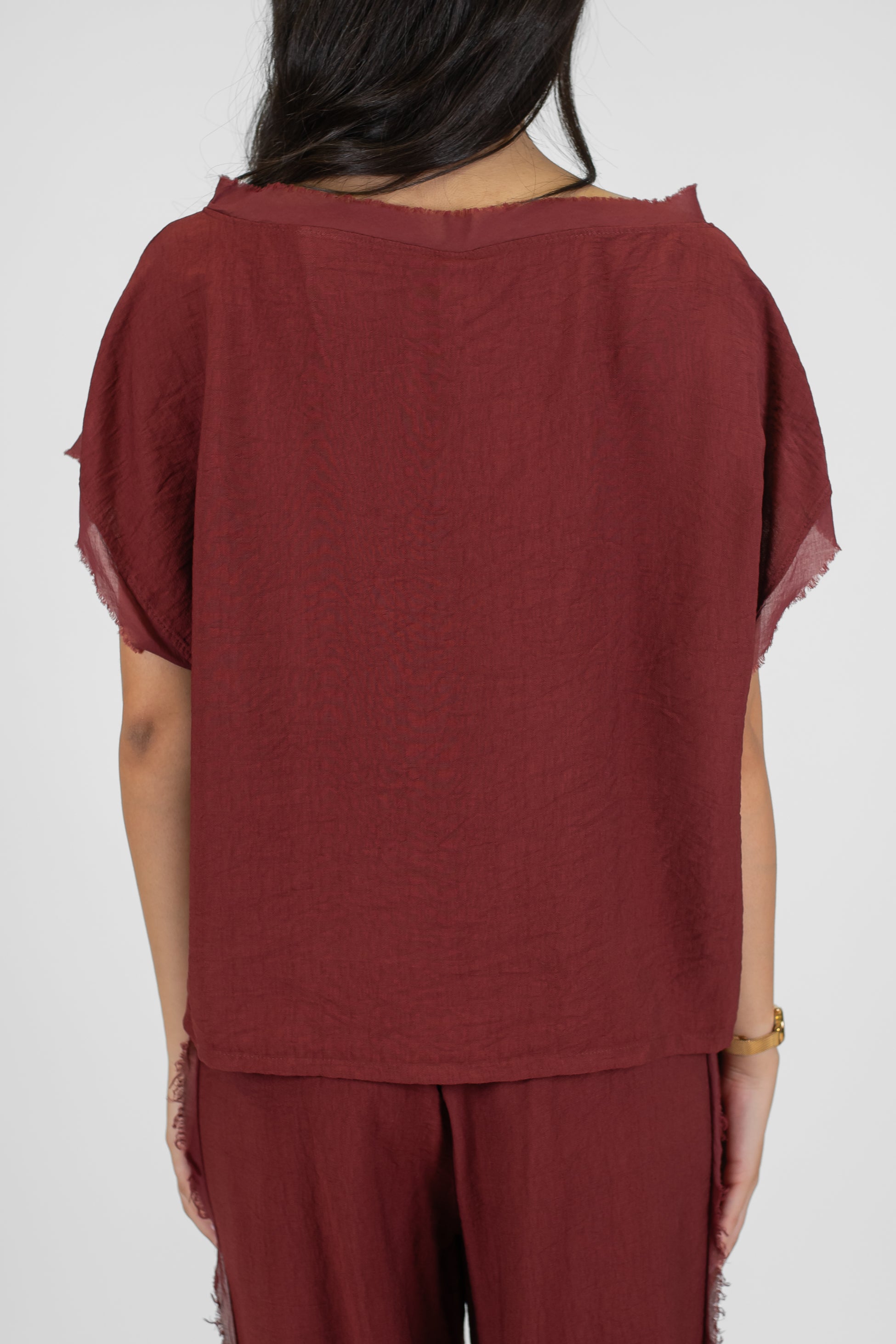 Tensione in - T-shirt in viscosa leggera con profili sfrangiati