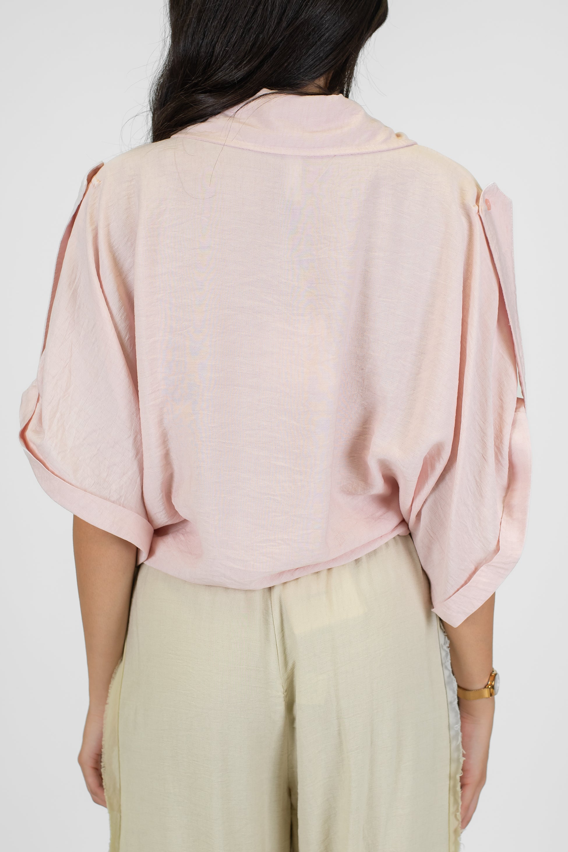 Tensione in - Camicia in viscosa leggera con rever ampio a lancia e nodo sul fondo