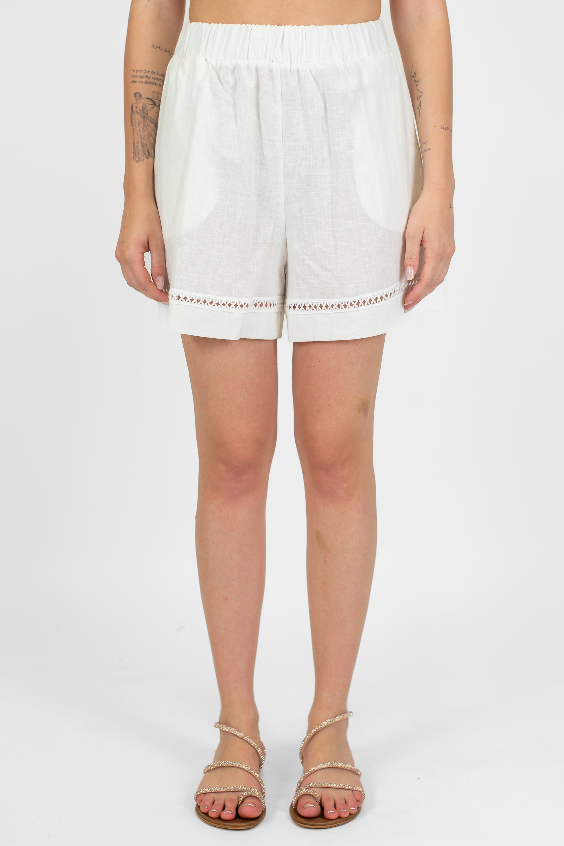 Tensione in - Shorts in misto lino con ricamo sul fondo ed elastico in vita