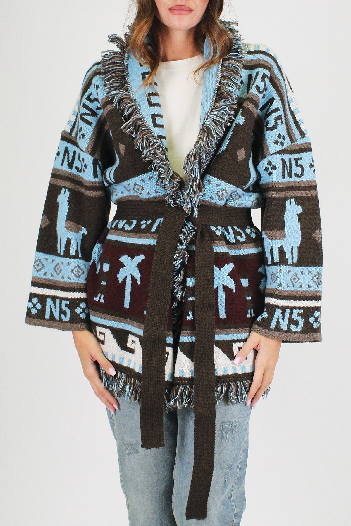 Tensione in - Cardigan fantasia cammelli in misto lana con profilo frange e cintura in tessuto