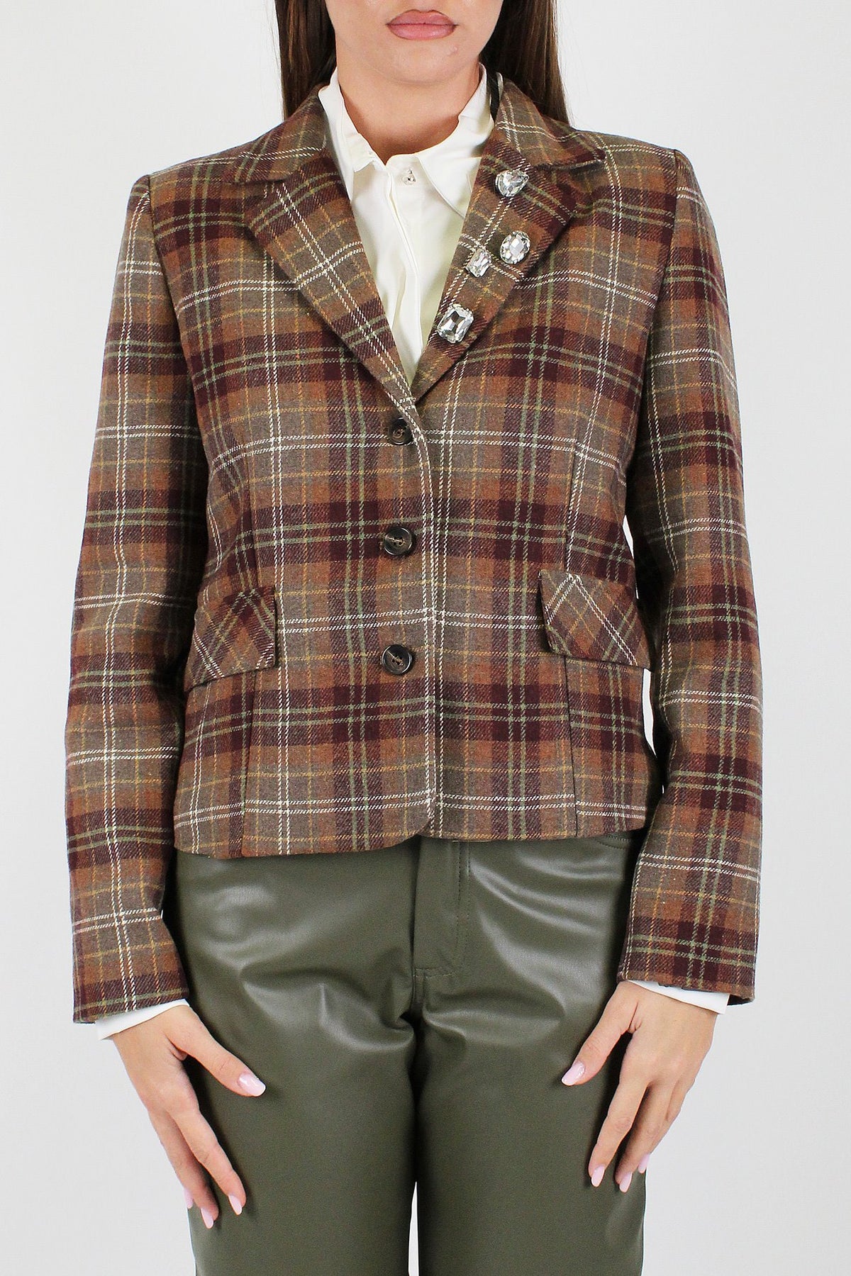 Tensione in - Giacca crop fantasia check in misto lana con spalline e spille