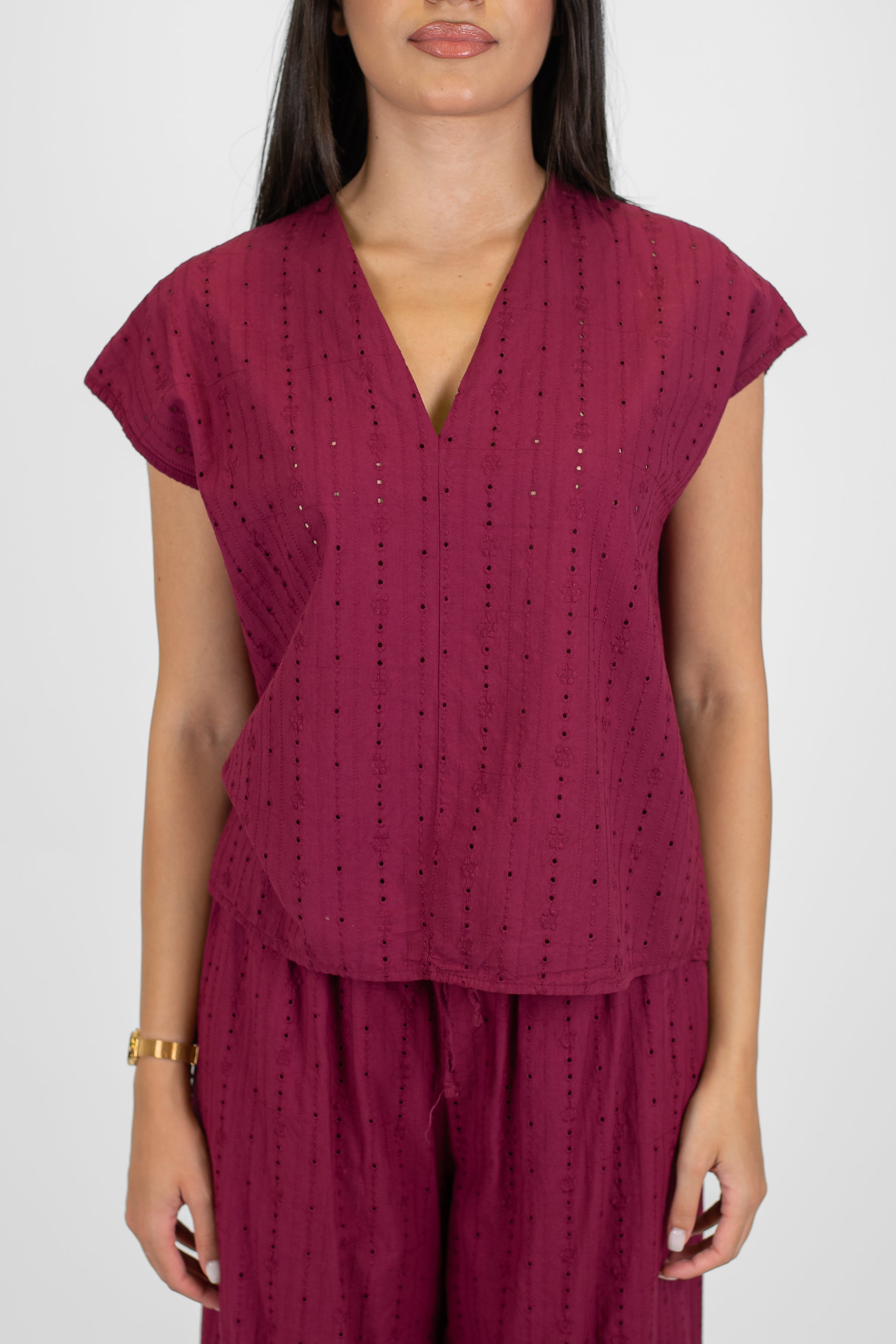 Haveone - Coordinato in pizzo sangallo con t-shirt scollo a V e pantalone palazzo con coulisse