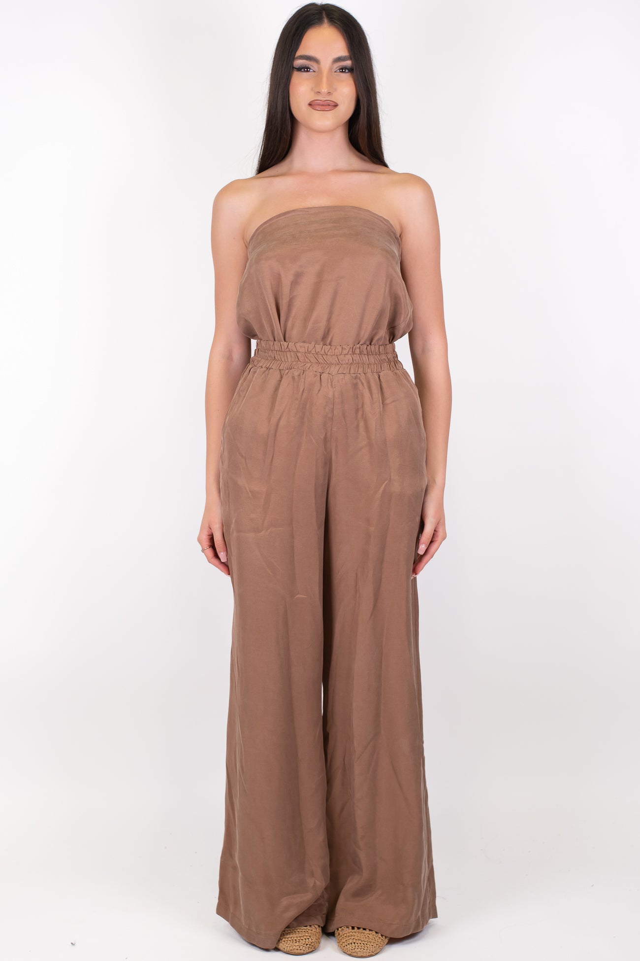 Tensione in - Coordinato in lyocell effetto cupro con top a fascia e pantalone palazzo con elastico in vita