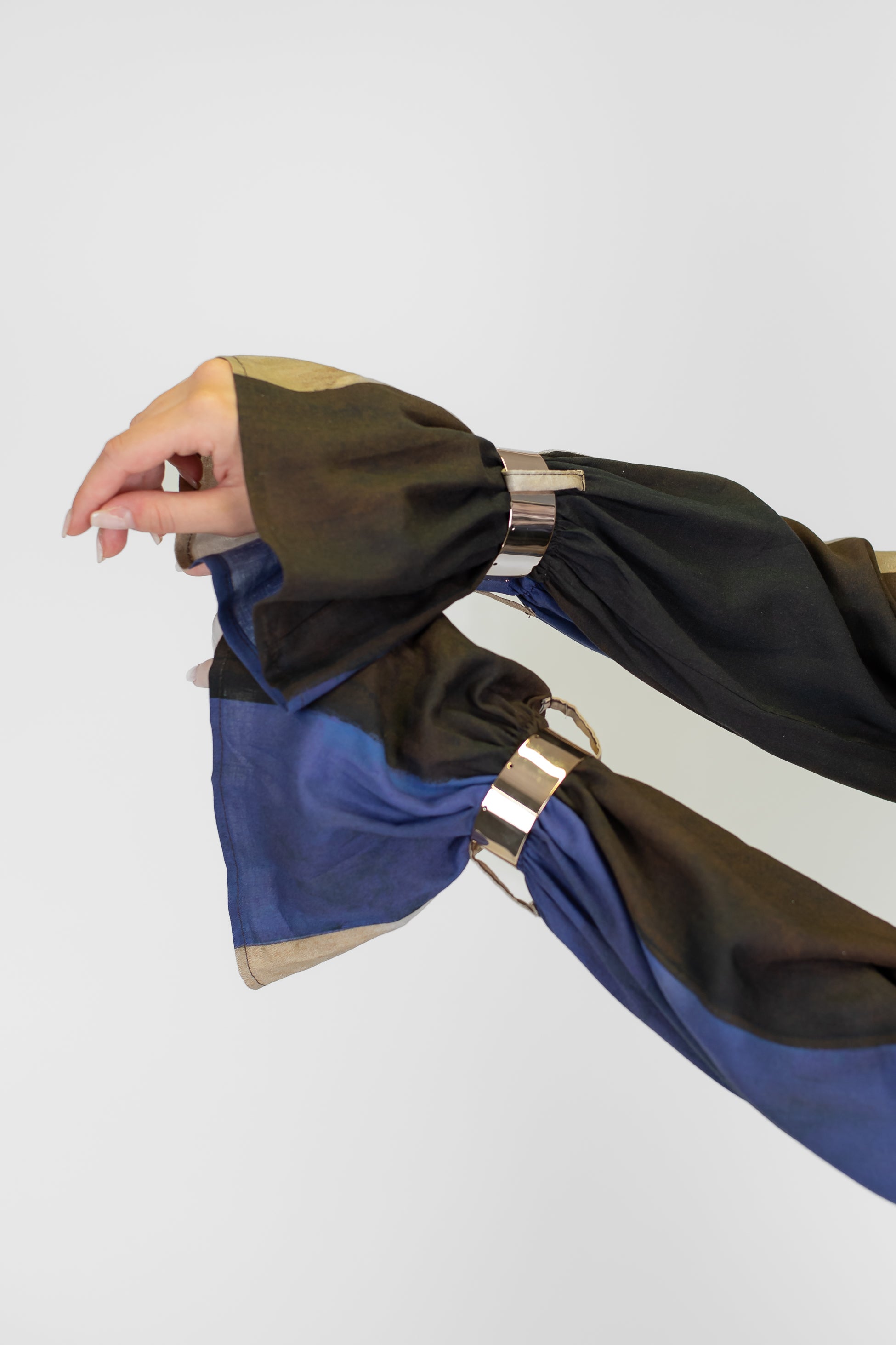 Motel - Abito corto multicolor in misto viscosa e lino con scollo shiffer con bracciali ai polsi