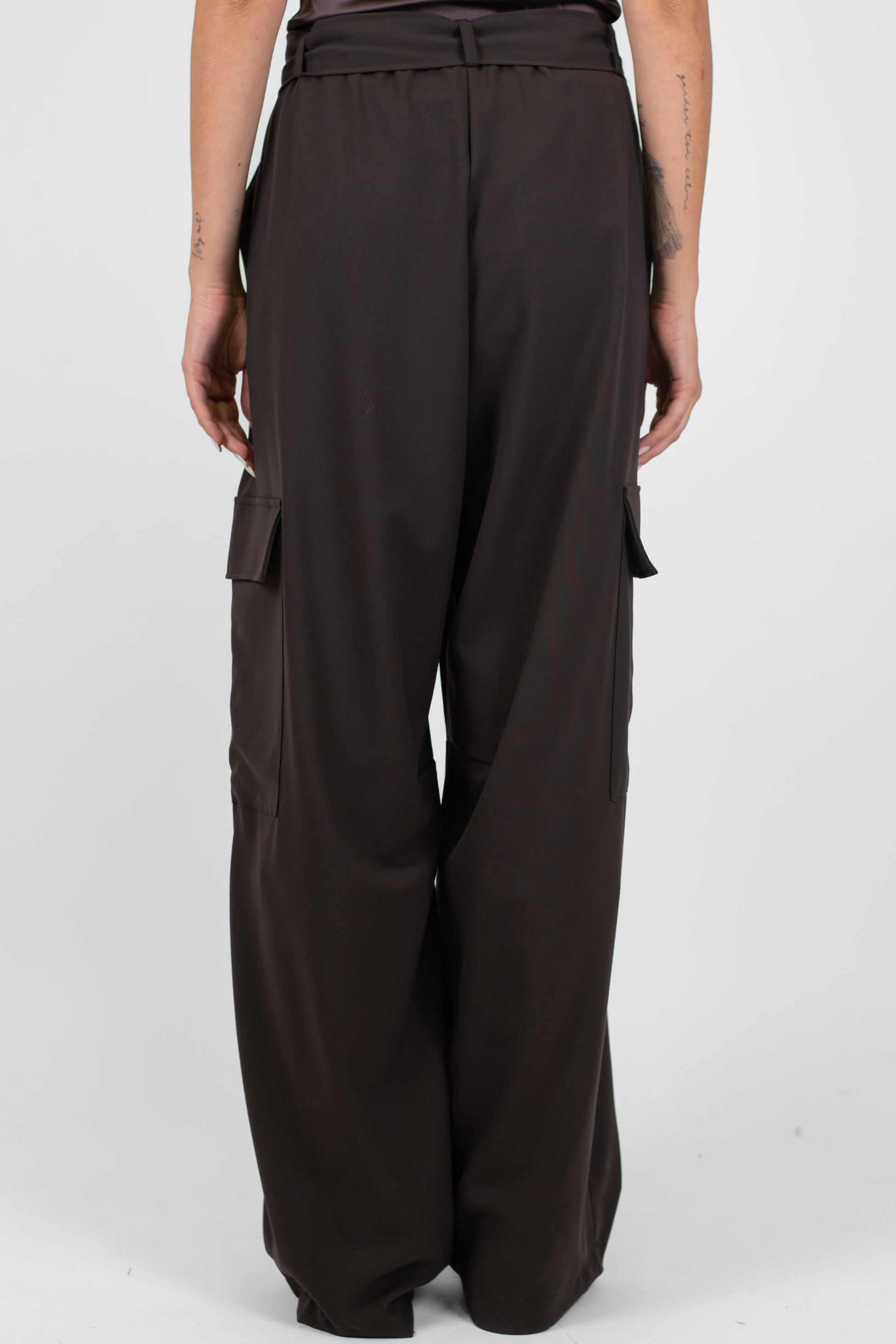 Tensione in - Pantalone palazzo cargo con pinces con cintura in tessuto