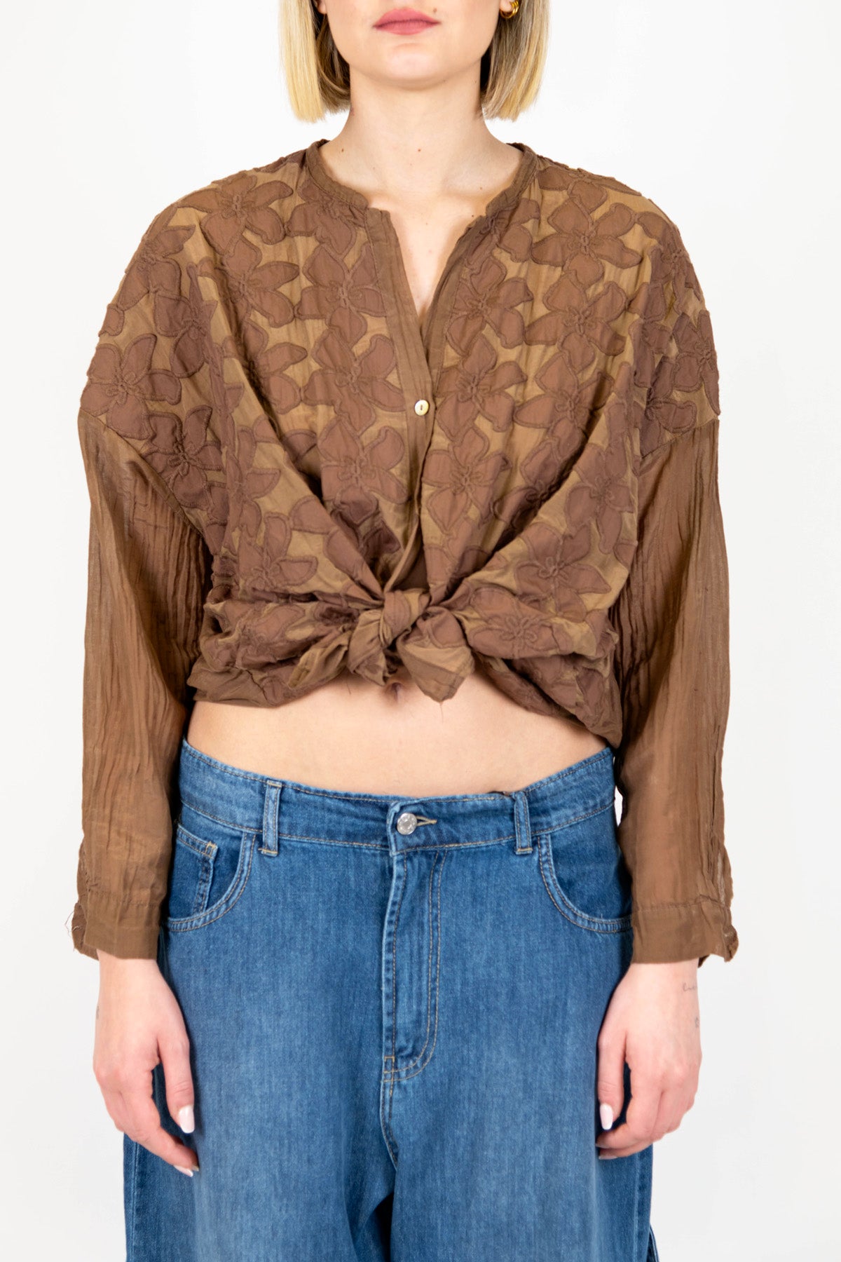 Tensione in - Camicia fantasia floreale ricamata in misto seta, con nodo sul fondo