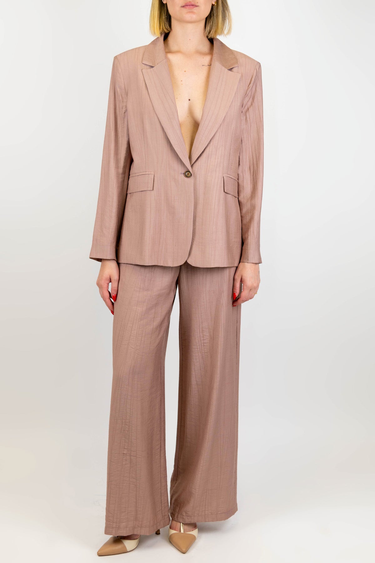 Tensione in - Tailleur in viscosa leggera con giacca monopetto e pantalone palazzo con elastico sul retro