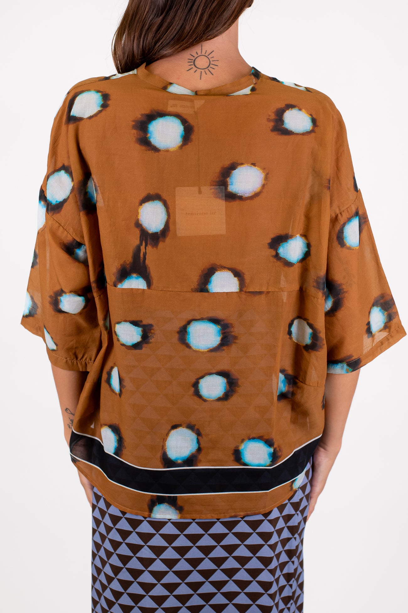 Tensione in - Camicia fantasia macchie in mussola di cotone con collo coreano e manica tre quarti
