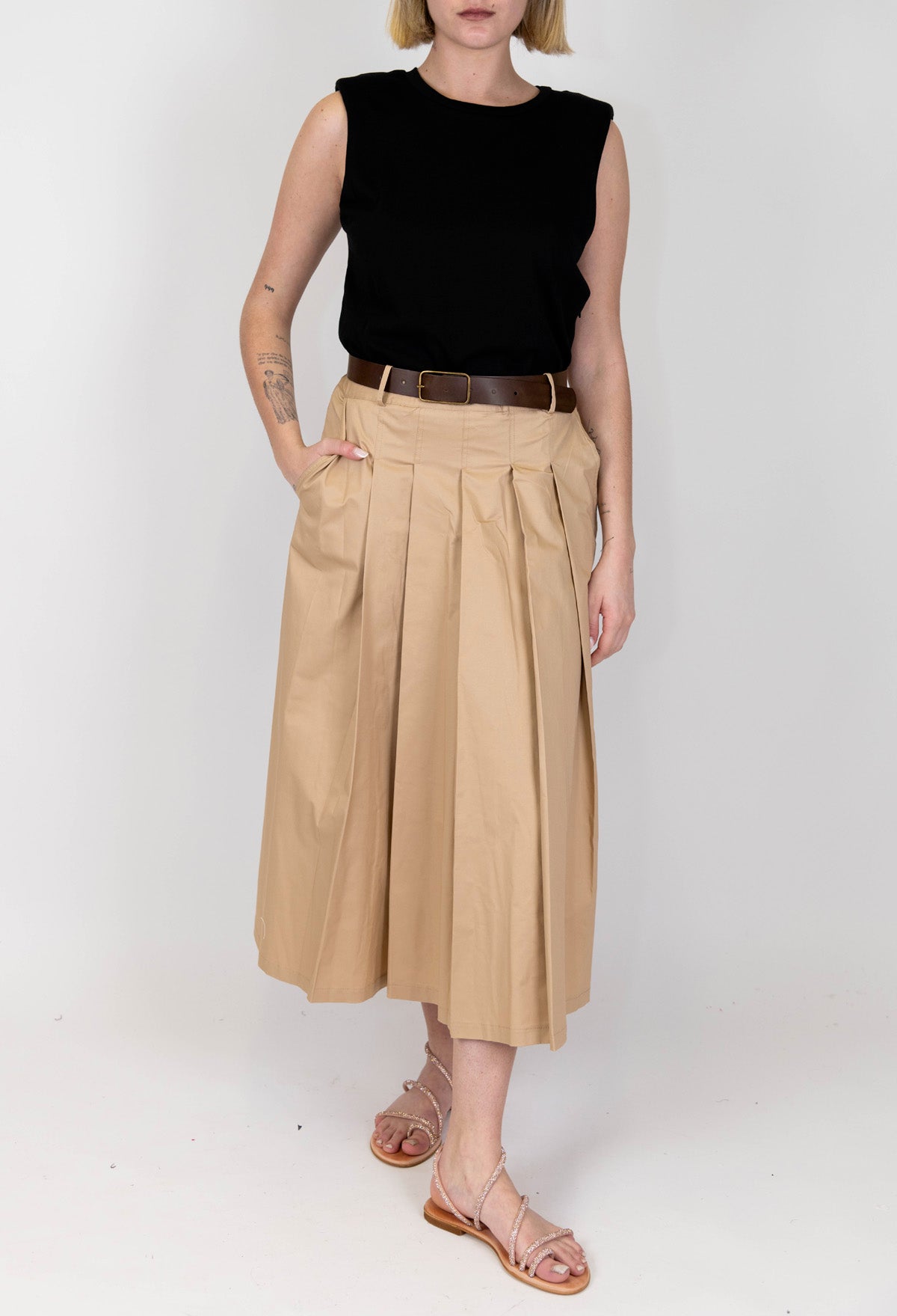 Tensione in - Abito lungo giromaniche con gonna e pinces