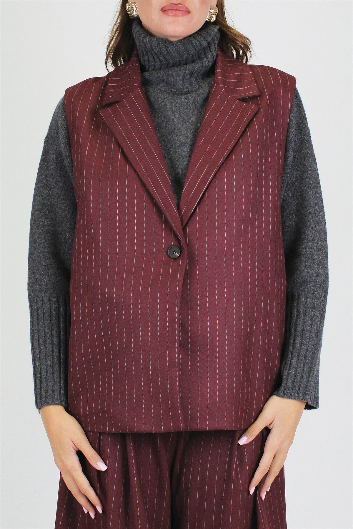 Tensione in - Gilet gessato con chiusura ad un bottone