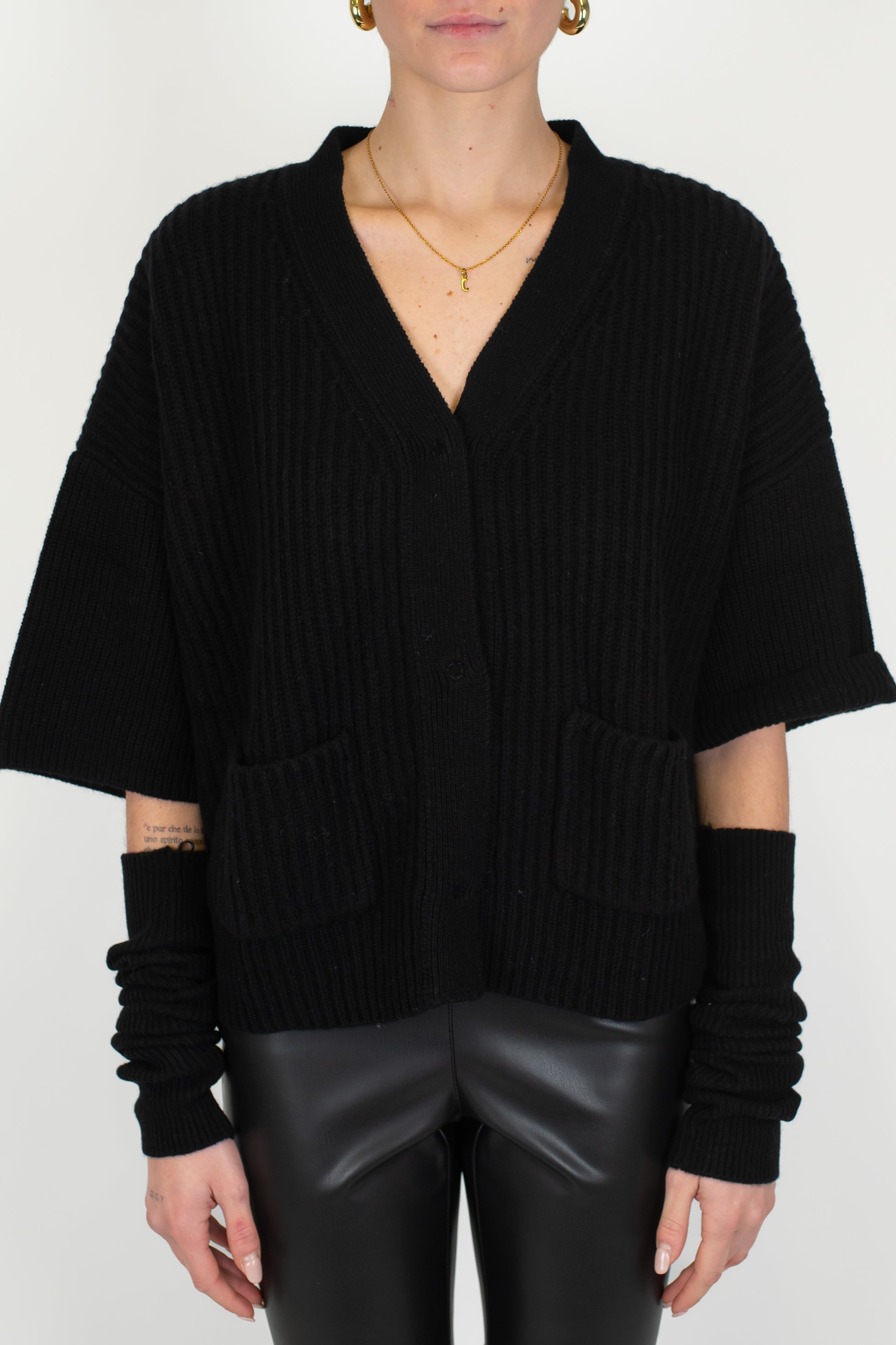 Tensione in - Cardigan scollo a V a coste in pura lana con manicotti