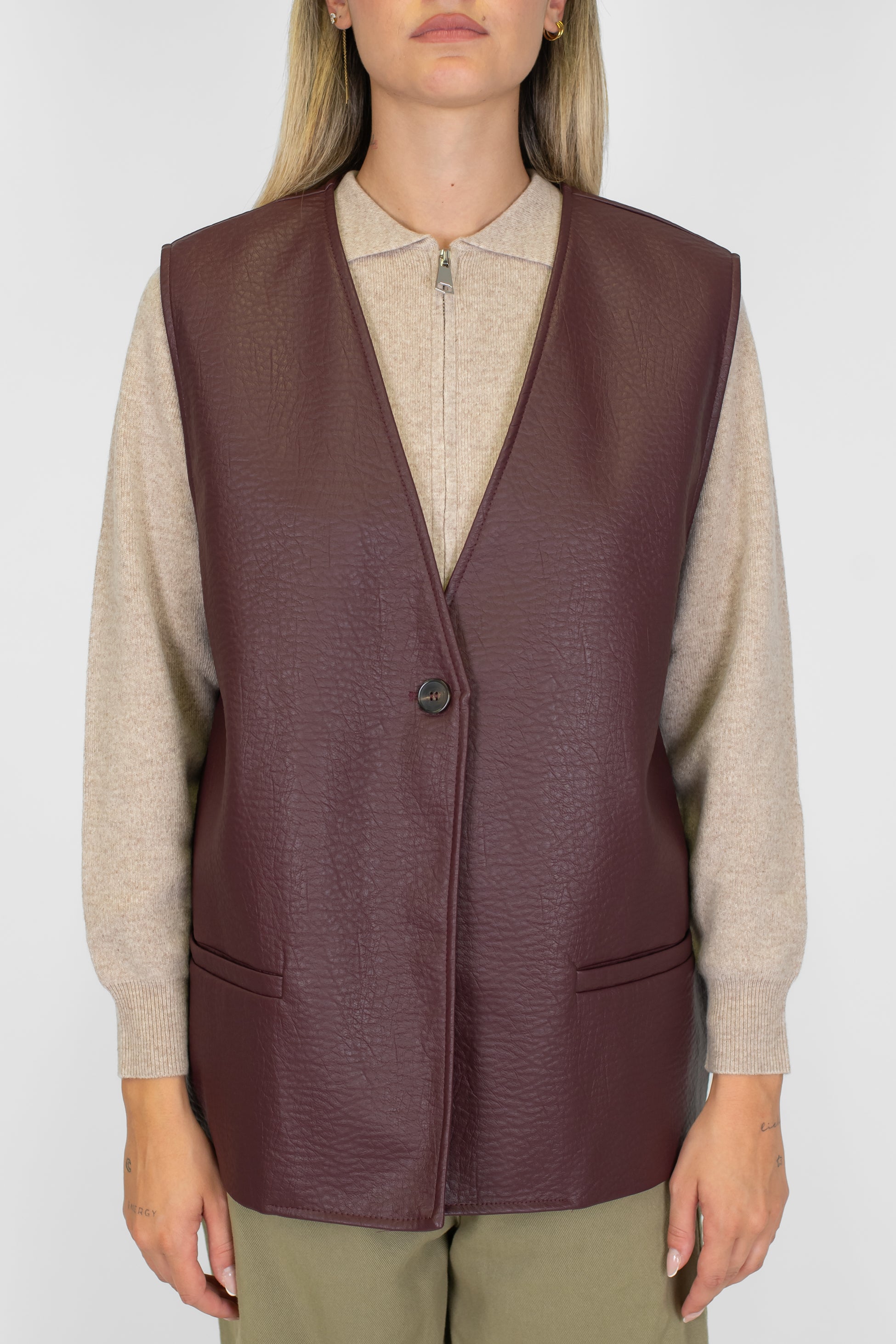 Tensione in - Gilet lungo in ecopelle martellata con chiusura ad un bottone
